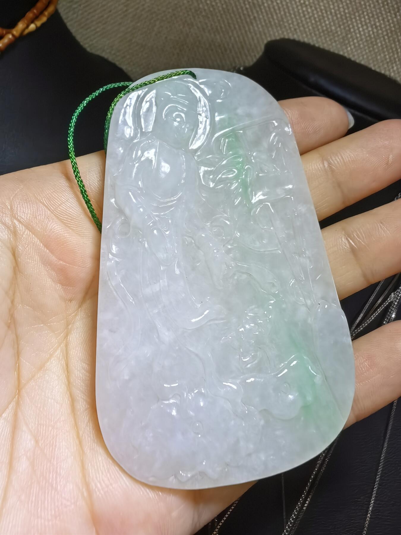 纯天然A货翡翠飘绿观音牌男款吊坠挂件，老坑细糯种，干净清爽，无杂裂，微棉。佩戴霸气十足。尺寸:7.5cm*4.6cm*0.6cm。实物实拍，所见即所得！自带国检证书支持全国复检！