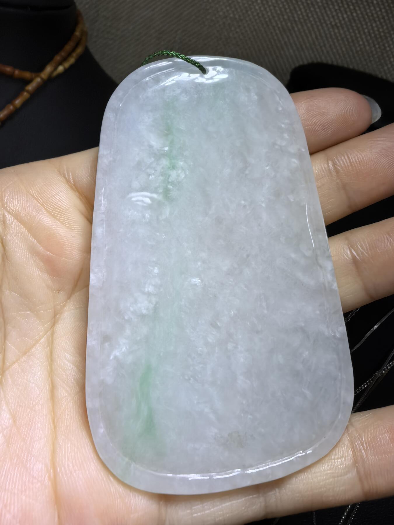 纯天然A货翡翠飘绿观音牌男款吊坠挂件，老坑细糯种，干净清爽，无杂裂，微棉。佩戴霸气十足。尺寸:7.5cm*4.6cm*0.6cm。实物实拍，所见即所得！自带国检证书支持全国复检！
