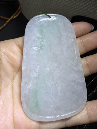 纯天然A货翡翠飘绿观音牌男款吊坠挂件，老坑细糯种，干净清爽，无杂裂，微棉。佩戴霸气十足。尺寸:7.5cm*4.6cm*0.6cm。实物实拍，所见即所得！自带国检证书支持全国复检！