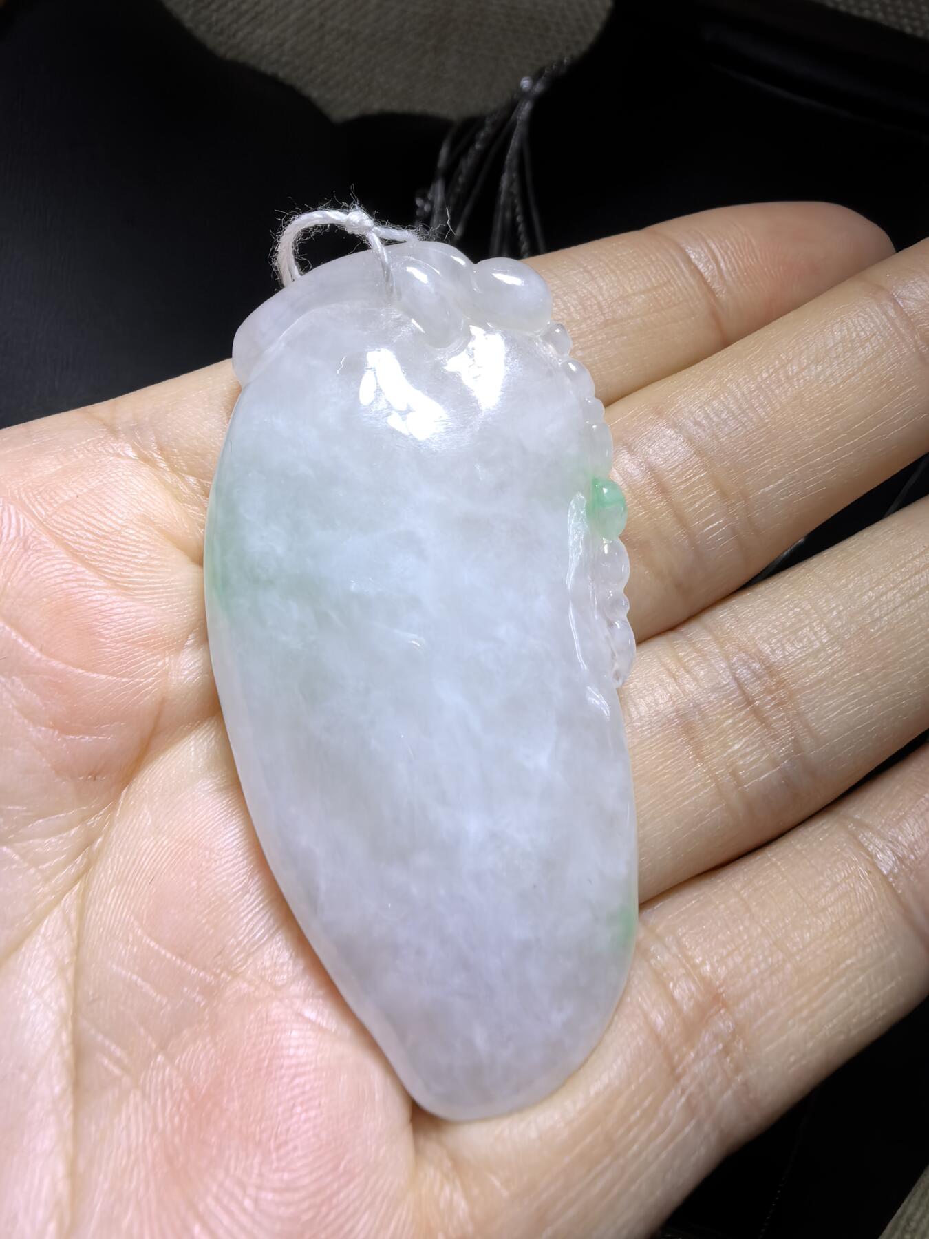 纯天然翡翠飘阳绿富瓜白底漂阳绿，水润十足，料大干净！尺寸:54mm*28mm*8mm微棉随着佩戴时间变化逐渐消失！实物实拍，所见即所得！