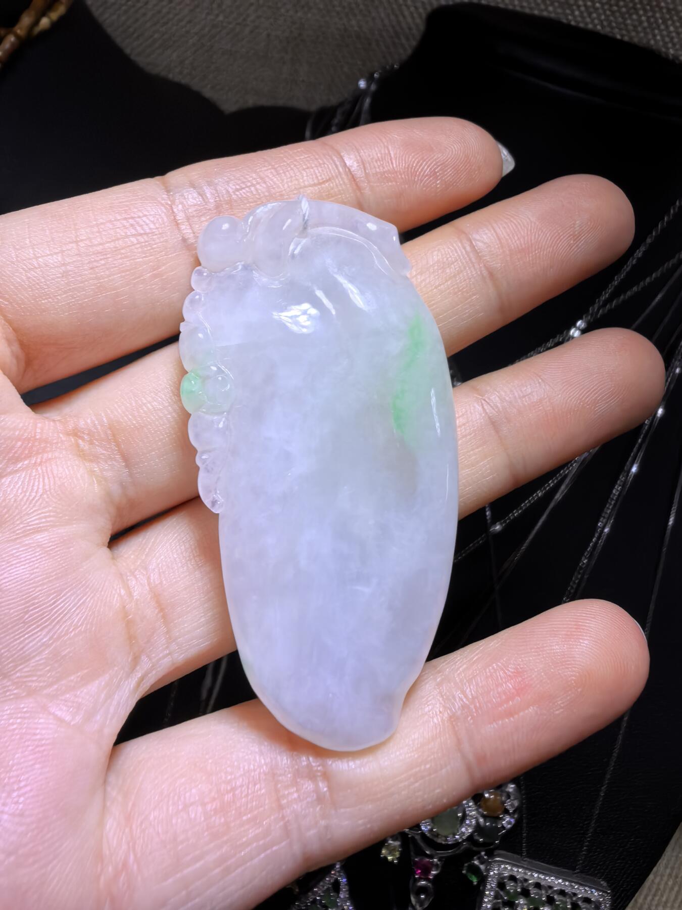 纯天然翡翠飘阳绿富瓜白底漂阳绿，水润十足，料大干净！尺寸:54mm*28mm*8mm微棉随着佩戴时间变化逐渐消失！实物实拍，所见即所得！