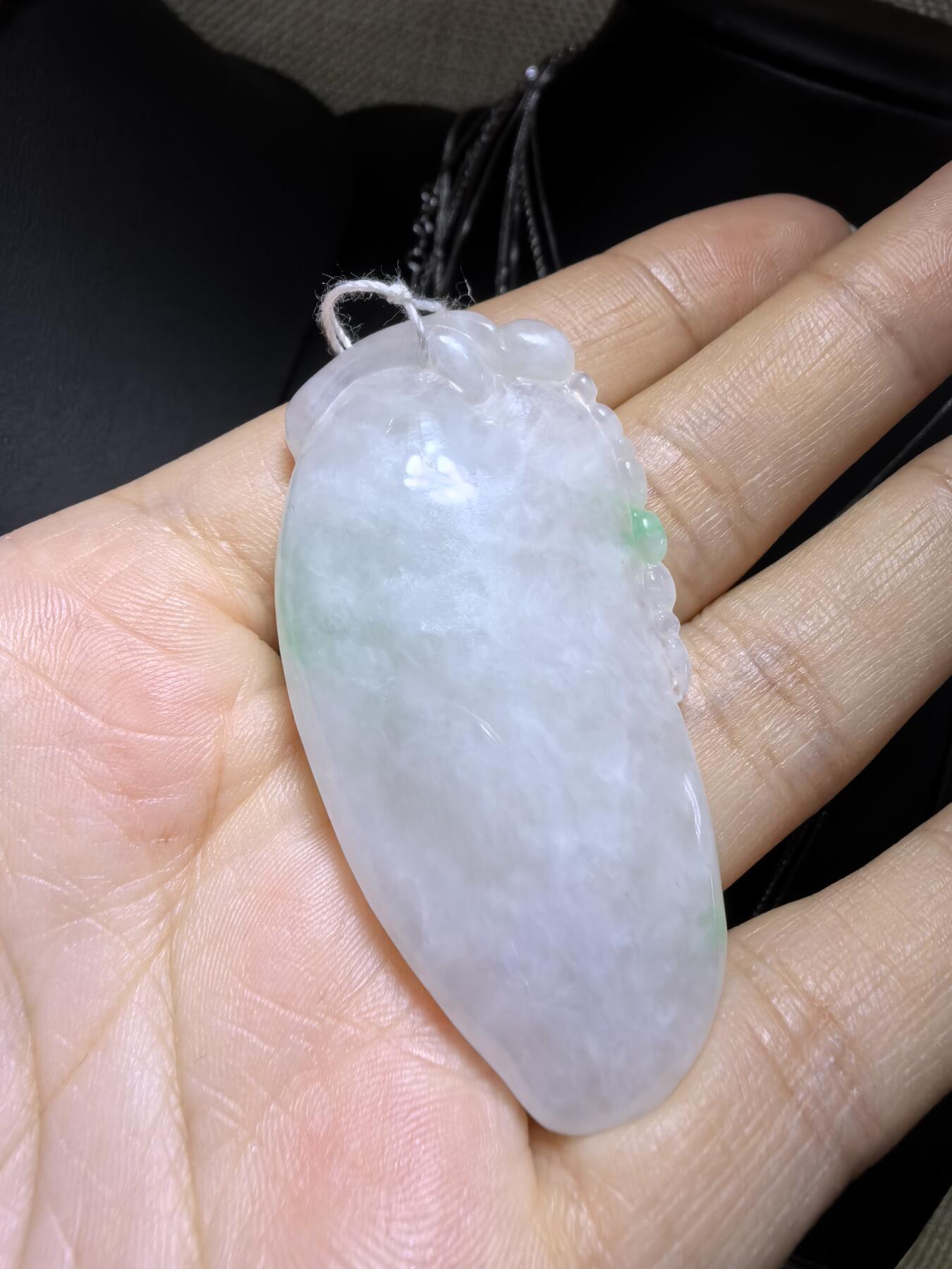 纯天然翡翠飘阳绿富瓜白底漂阳绿，水润十足，料大干净！尺寸:54mm*28mm*8mm微棉随着佩戴时间变化逐渐消失！实物实拍，所见即所得！