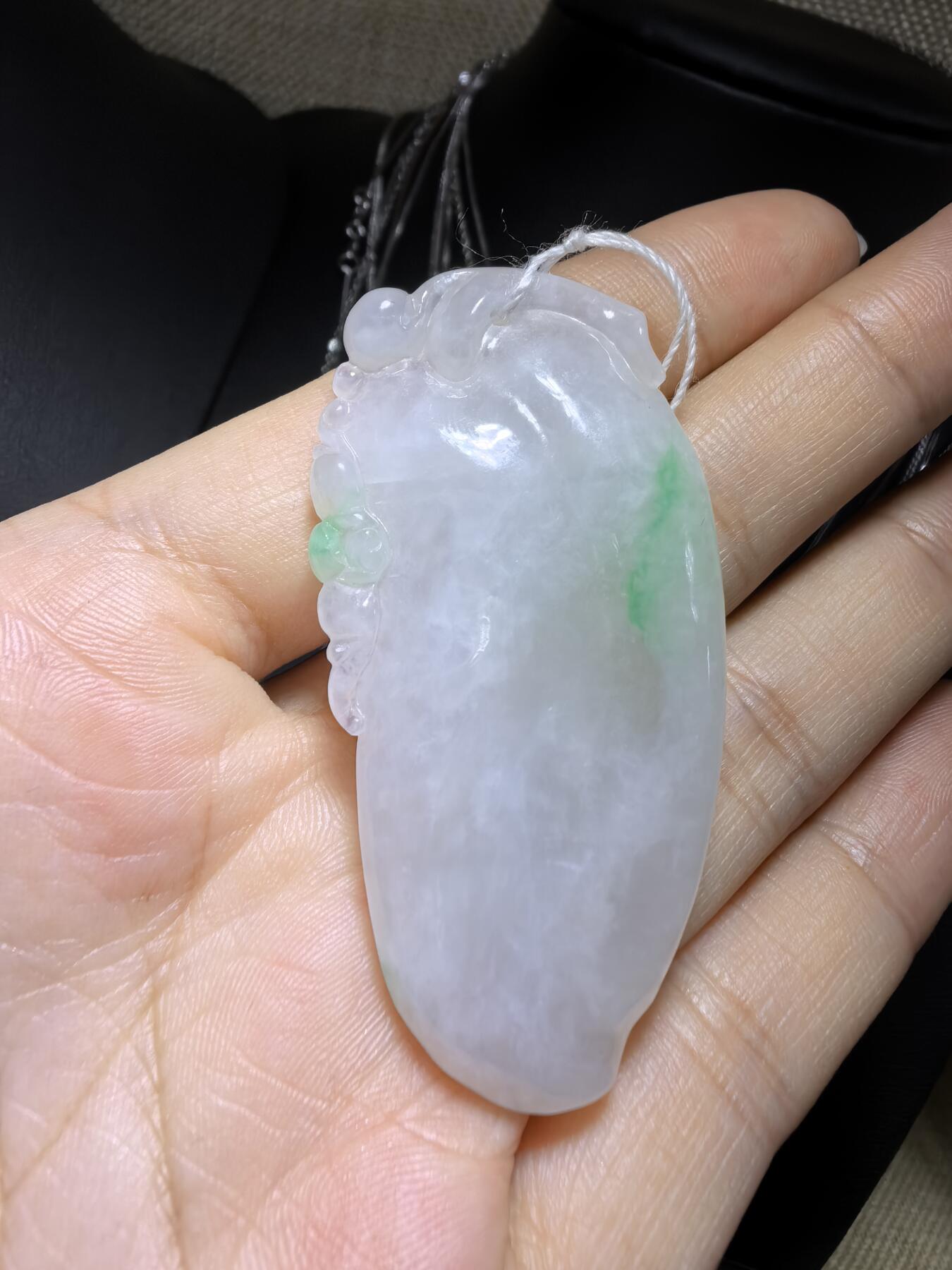 纯天然翡翠飘阳绿富瓜白底漂阳绿，水润十足，料大干净！尺寸:54mm*28mm*8mm微棉随着佩戴时间变化逐渐消失！实物实拍，所见即所得！