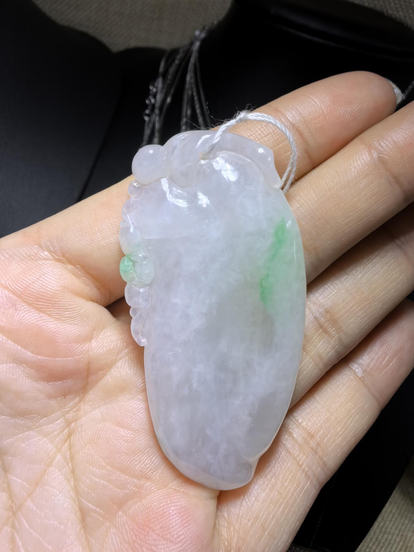 纯天然翡翠飘阳绿富瓜白底漂阳绿，水润十足，料大干净！尺寸:54mm*28mm*8mm微棉随着佩戴时间变化逐渐消失！实物实拍，所见即所得！
