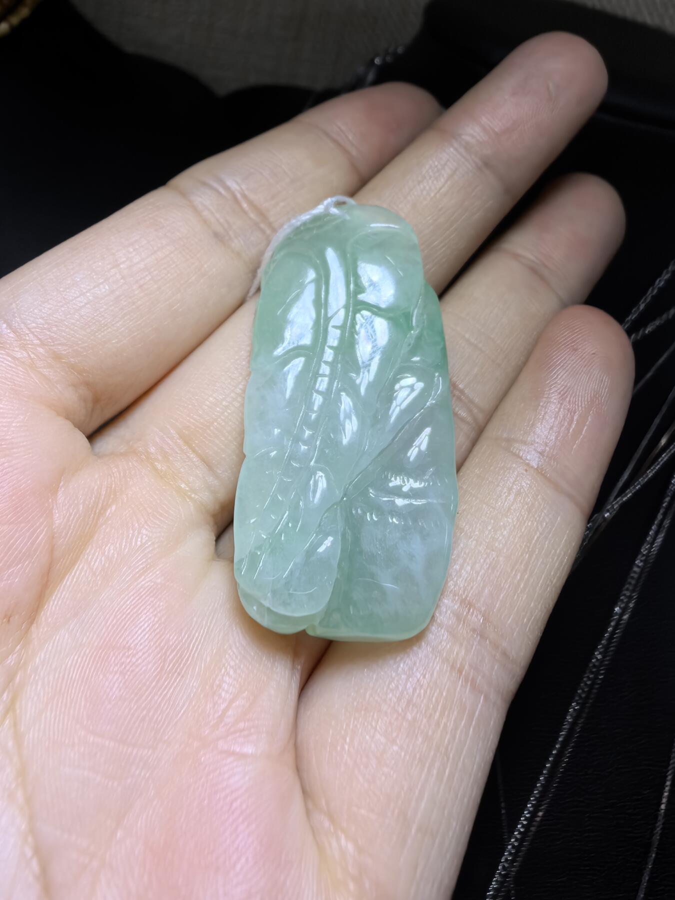 纯天然A货翡翠喜上眉梢吊坠挂件男女款，老坑料，清新淡雅，水润冰透，双面雕刻，尺寸:40mm*19mm，实物实拍，所见即所得！
