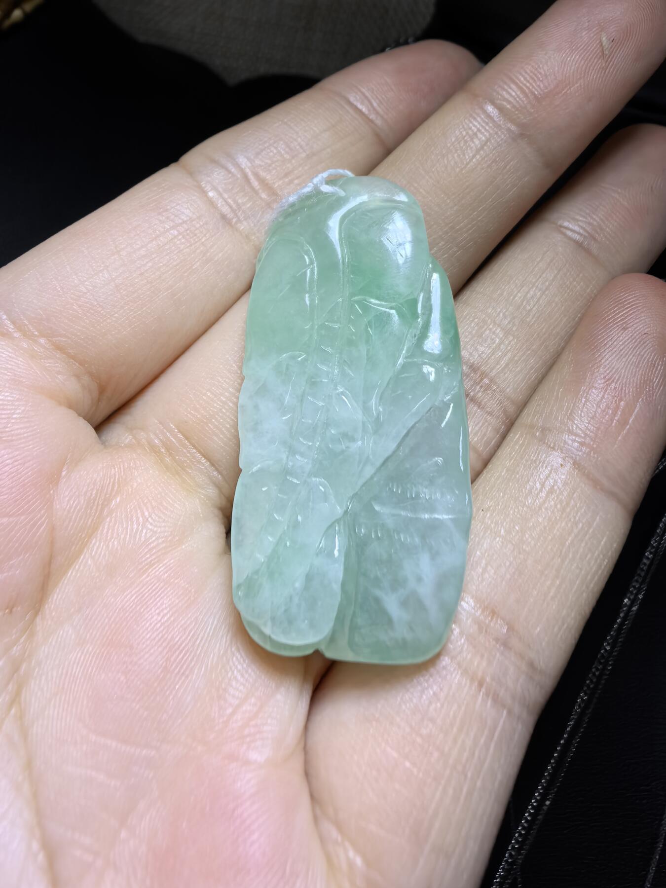 纯天然A货翡翠喜上眉梢吊坠挂件男女款，老坑料，清新淡雅，水润冰透，双面雕刻，尺寸:40mm*19mm，实物实拍，所见即所得！