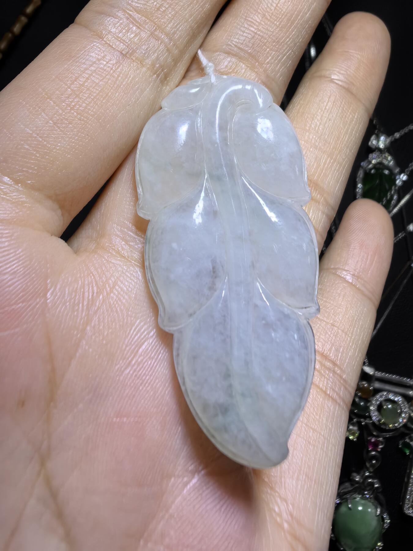 纯天然A货一叶生财翡翠吊坠挂件女款，冰糯种内有棉絮随佩戴时间长久逐渐淡化！无裂！尺寸:45mm*23mm*5mm，实物实拍，所见即所得！