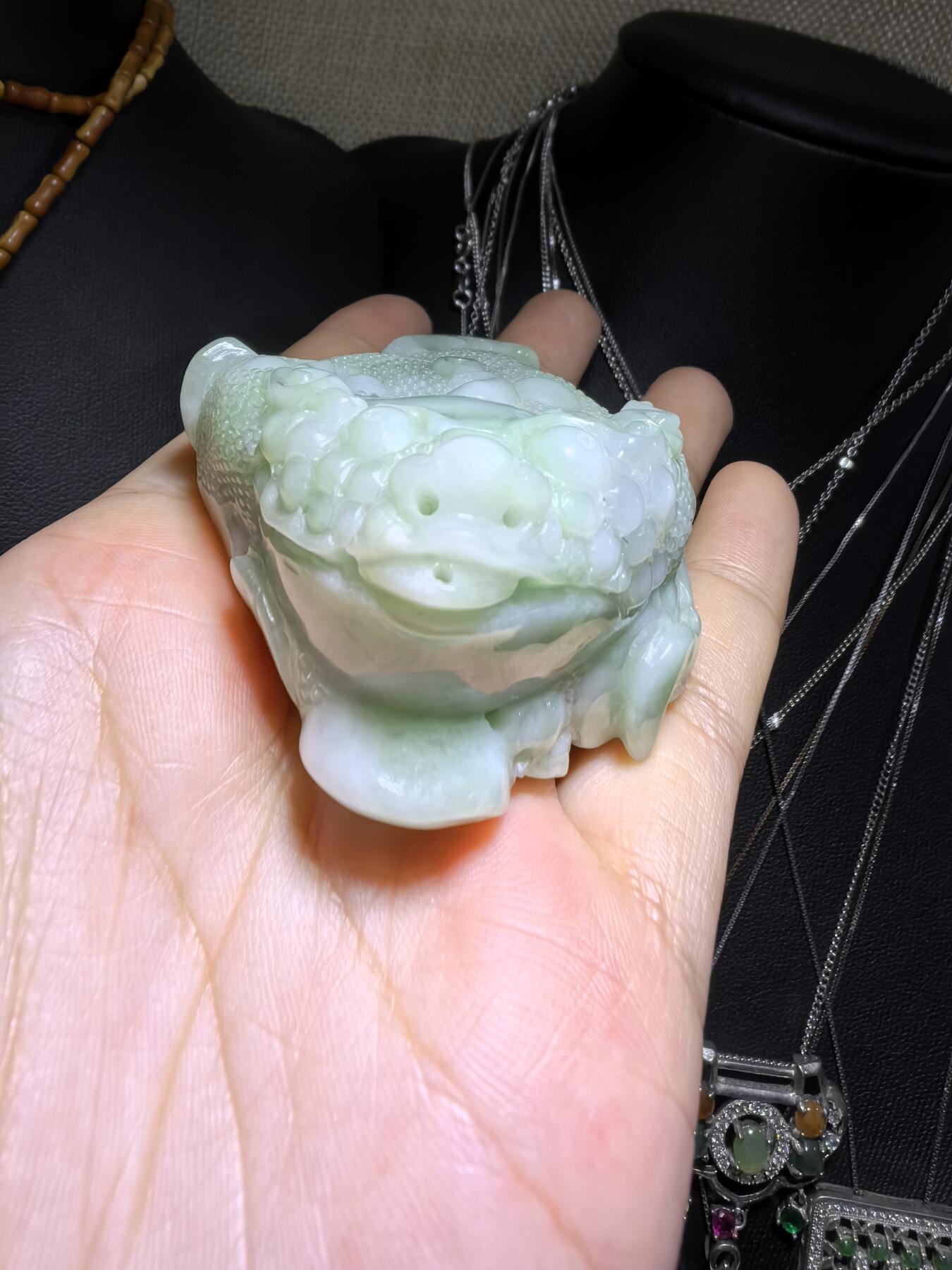 纯天然A货豆绿翡翠招财金蟾手把件。精雕细琢寓意吉祥。招财纳福。尺寸:7.6cm*5.4cm*3.0cm自带国检证书，实物实拍，所见即所得！