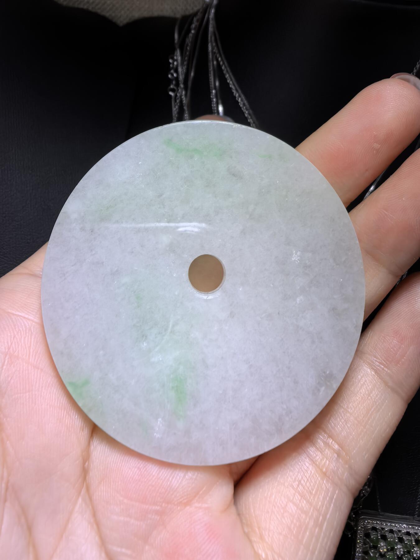 纯天然A货翡翠镯芯料白底青平安扣男款吊坠挂件，大气有内涵，质地水润飘阳绿，结构紧致细腻有光泽，微棉，随佩戴时间可逐渐消失，无纹裂！尺寸：5.3cm*0.6cm，实物实拍，所见即所得！