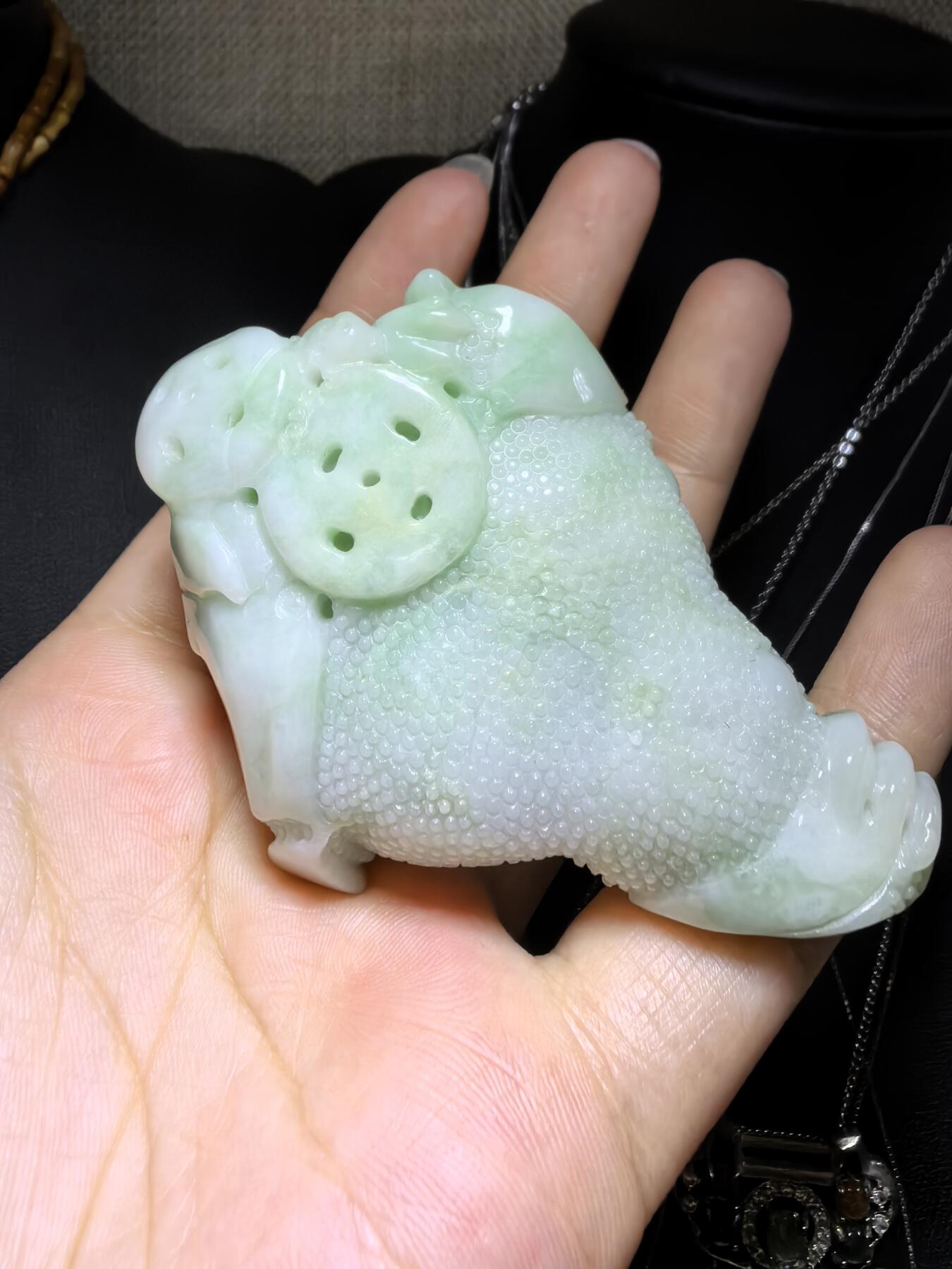 纯天然A货豆绿翡翠招财金蟾手把件。精雕细琢寓意吉祥。招财纳福。尺寸:7.6cm*5.4cm*3.0cm自带国检证书，实物实拍，所见即所得！