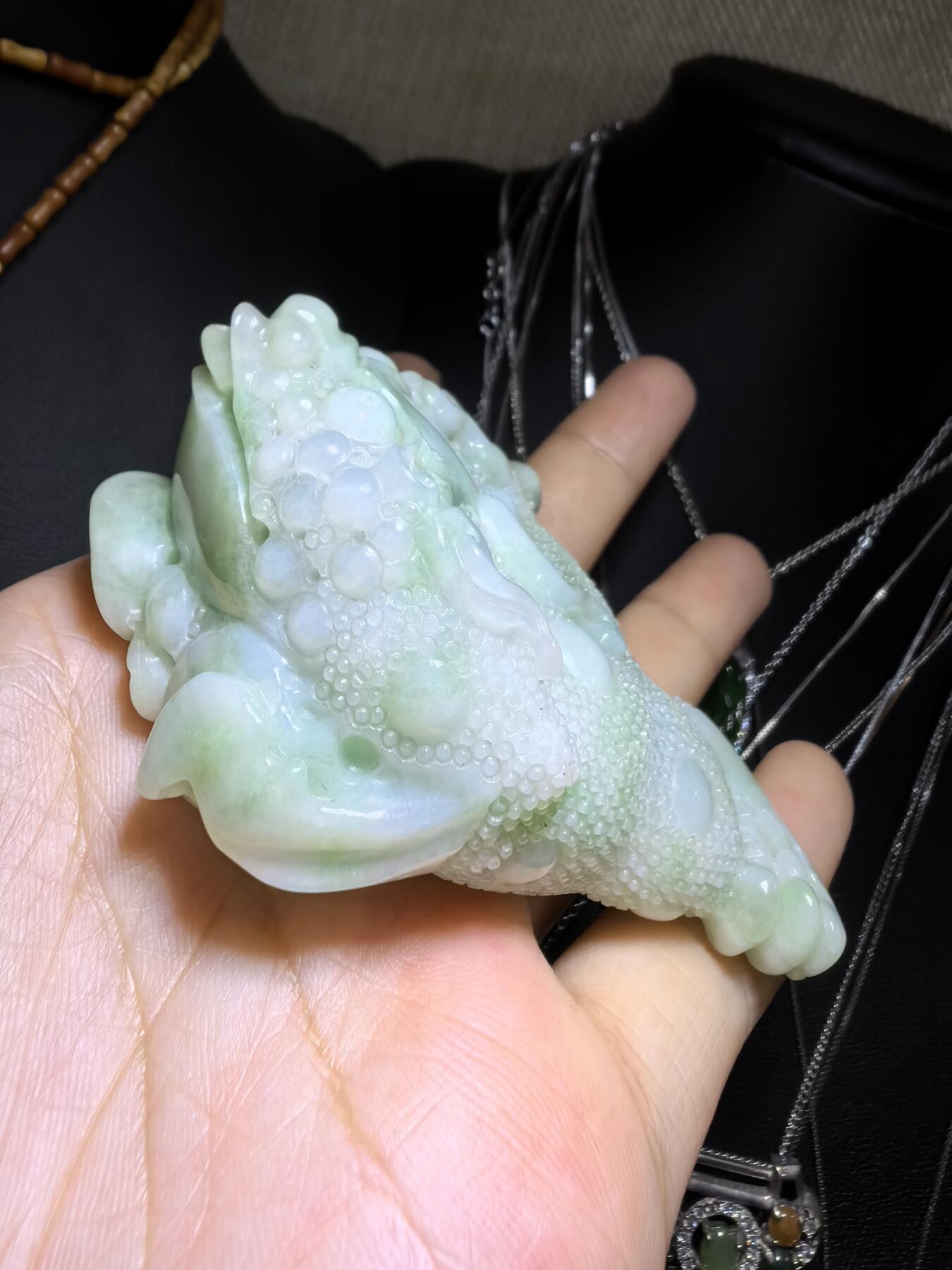 纯天然A货豆绿翡翠招财金蟾手把件。精雕细琢寓意吉祥。招财纳福。尺寸:7.6cm*5.4cm*3.0cm自带国检证书，实物实拍，所见即所得！