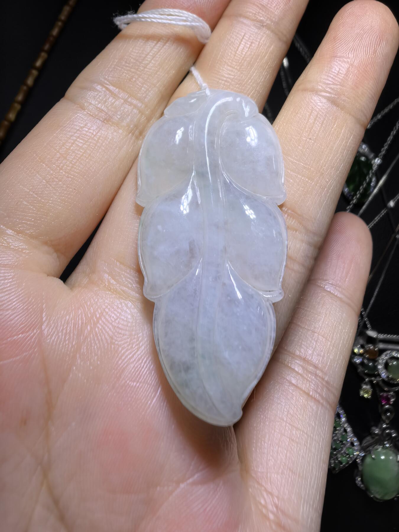 纯天然A货一叶生财翡翠吊坠挂件女款，冰糯种内有棉絮随佩戴时间长久逐渐淡化！无裂！尺寸:45mm*23mm*5mm，实物实拍，所见即所得！