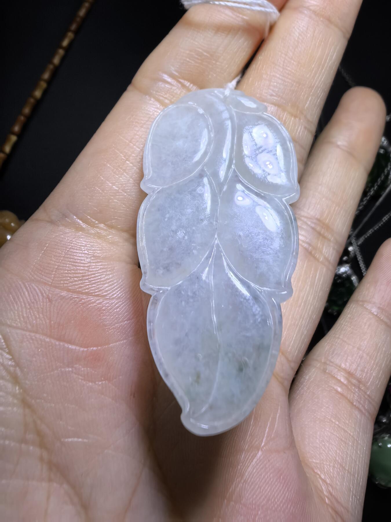 纯天然A货一叶生财翡翠吊坠挂件女款，冰糯种内有棉絮随佩戴时间长久逐渐淡化！无裂！尺寸:45mm*23mm*5mm，实物实拍，所见即所得！