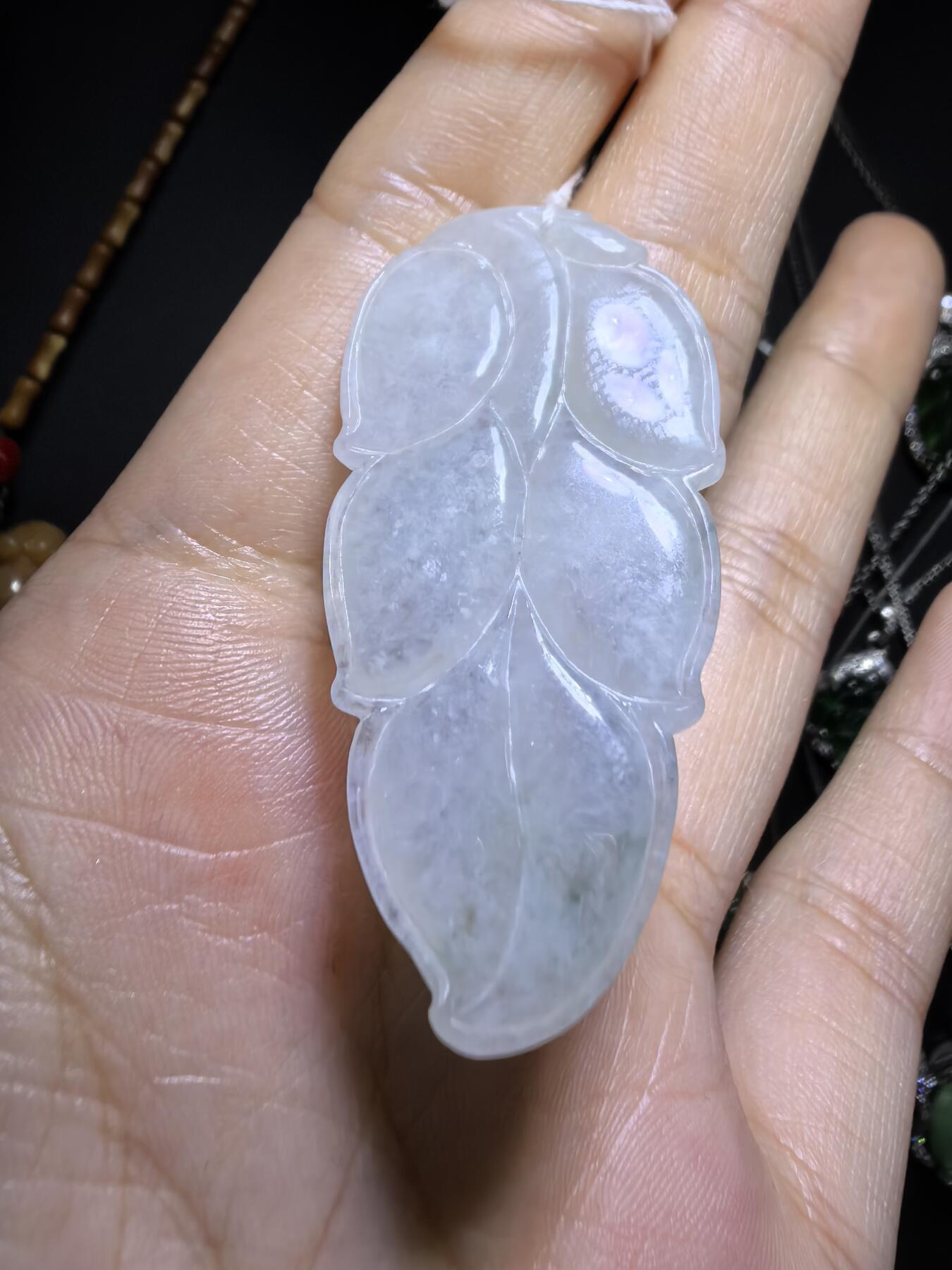 纯天然A货一叶生财翡翠吊坠挂件女款，冰糯种内有棉絮随佩戴时间长久逐渐淡化！无裂！尺寸:45mm*23mm*5mm，实物实拍，所见即所得！