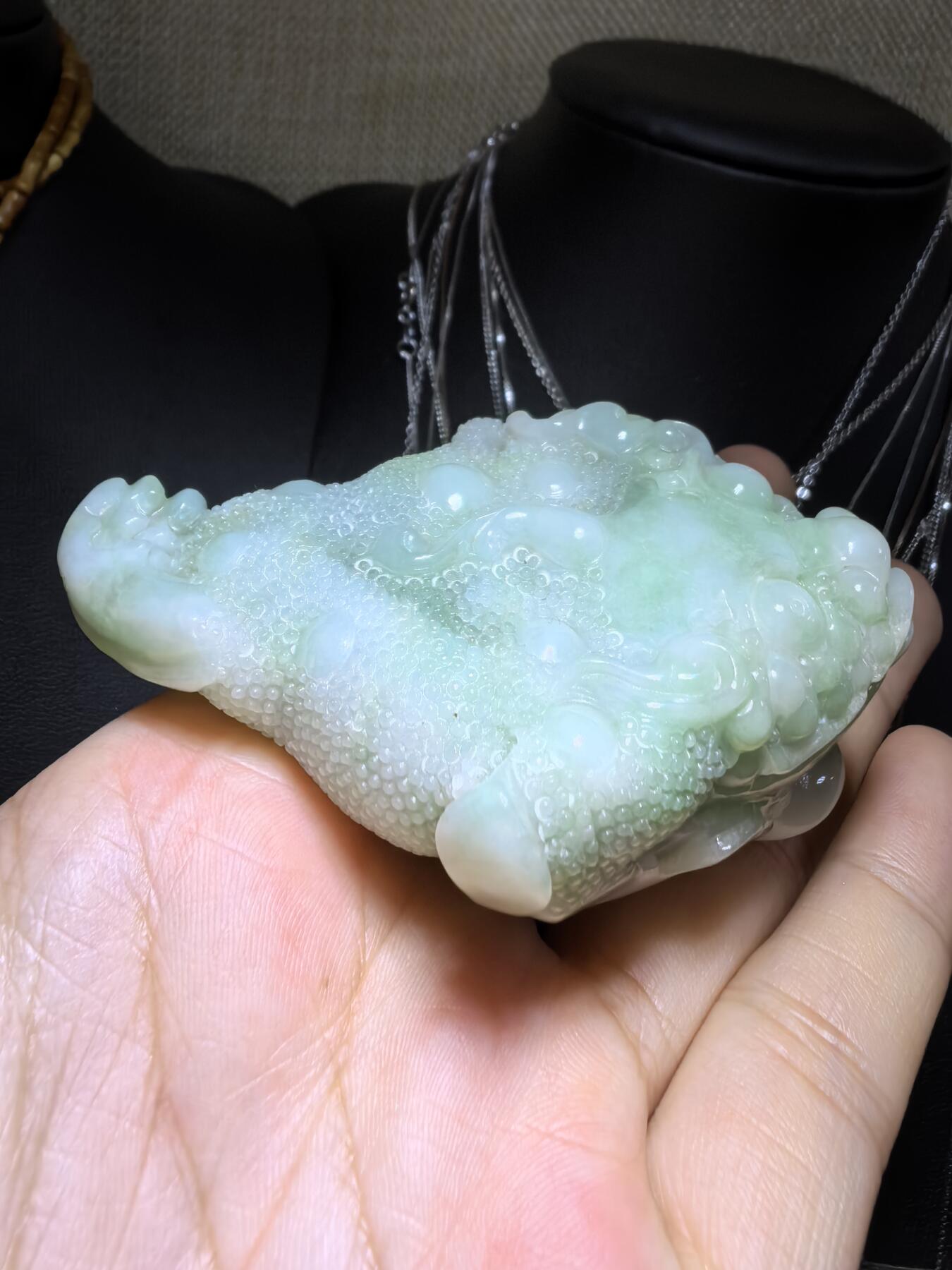纯天然A货豆绿翡翠招财金蟾手把件。精雕细琢寓意吉祥。招财纳福。尺寸:7.6cm*5.4cm*3.0cm自带国检证书，实物实拍，所见即所得！
