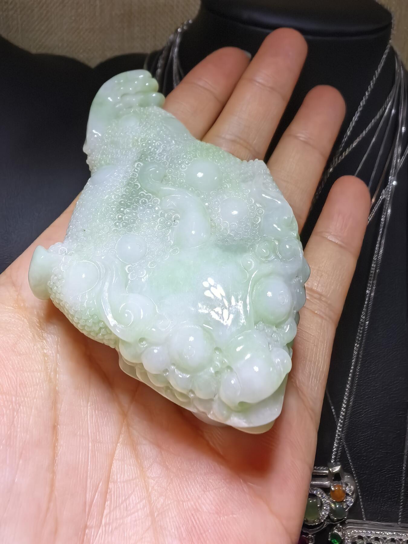 纯天然A货豆绿翡翠招财金蟾手把件。精雕细琢寓意吉祥。招财纳福。尺寸:7.6cm*5.4cm*3.0cm自带国检证书，实物实拍，所见即所得！