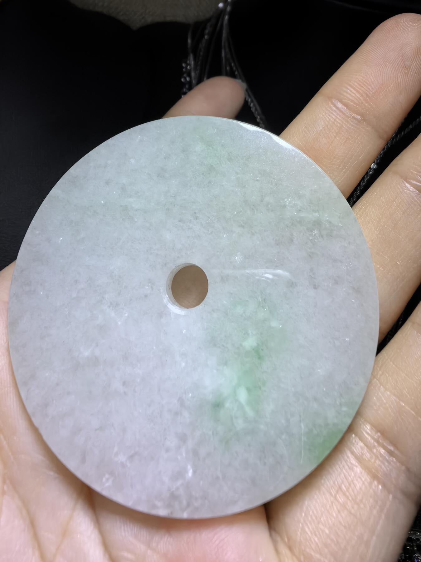 纯天然A货翡翠镯芯料白底青平安扣男款吊坠挂件，大气有内涵，质地水润飘阳绿，结构紧致细腻有光泽，微棉，随佩戴时间可逐渐消失，无纹裂！尺寸：5.3cm*0.6cm，实物实拍，所见即所得！