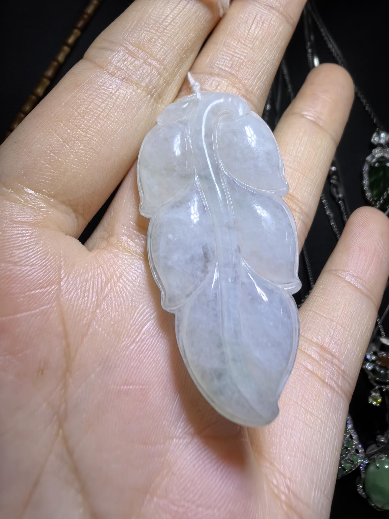 纯天然A货一叶生财翡翠吊坠挂件女款，冰糯种内有棉絮随佩戴时间长久逐渐淡化！无裂！尺寸:45mm*23mm*5mm，实物实拍，所见即所得！