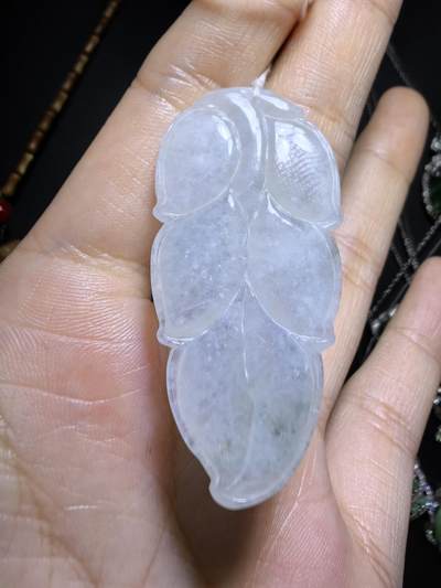 纯天然A货一叶生财翡翠吊坠挂件女款，冰糯种内有棉絮随佩戴时间长久逐渐淡化！无裂！尺寸:45mm*23mm*5mm，实物实拍，所见即所得！