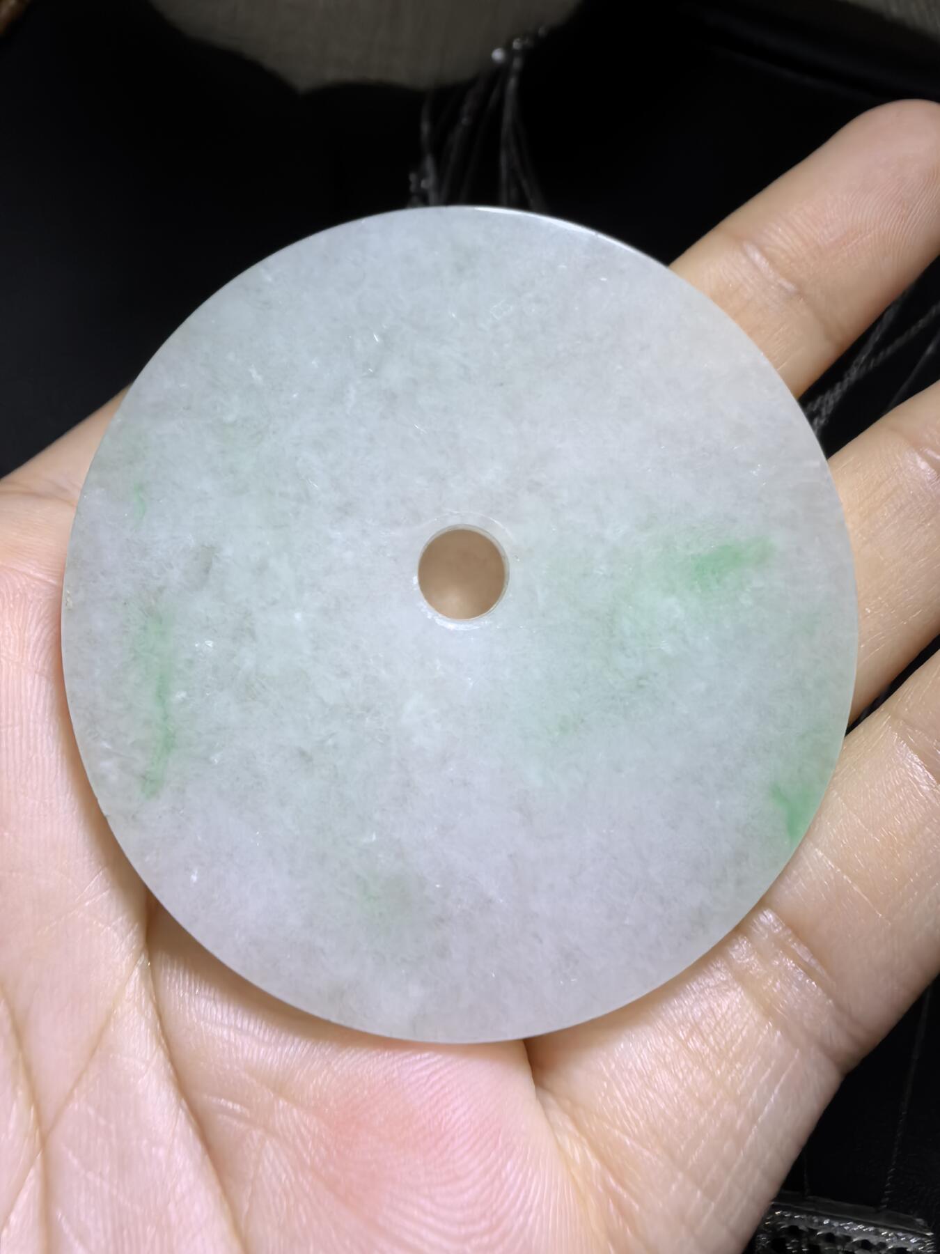 纯天然A货翡翠镯芯料白底青平安扣男款吊坠挂件，大气有内涵，质地水润飘阳绿，结构紧致细腻有光泽，微棉，随佩戴时间可逐渐消失，无纹裂！尺寸：5.3cm*0.6cm，实物实拍，所见即所得！