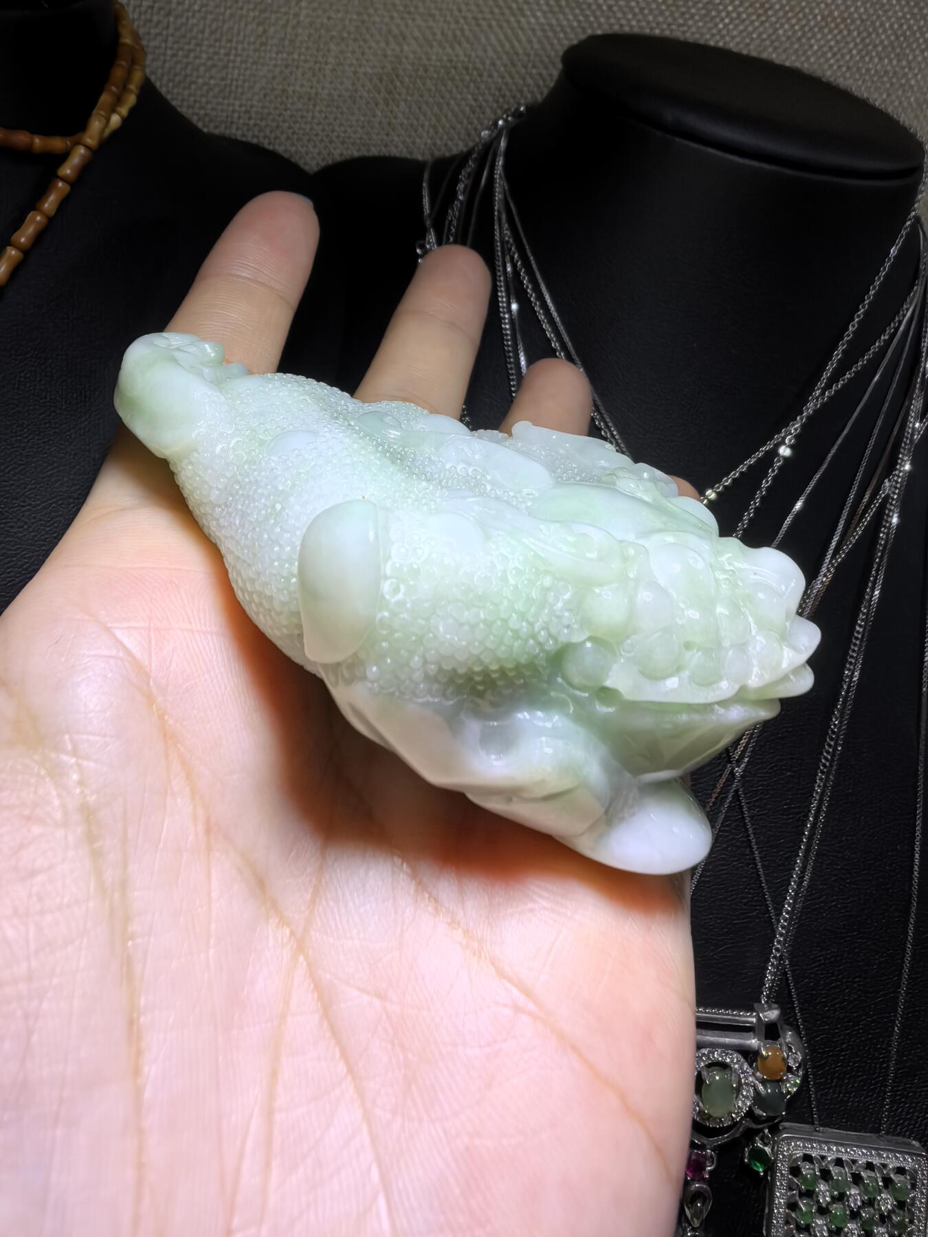 纯天然A货豆绿翡翠招财金蟾手把件。精雕细琢寓意吉祥。招财纳福。尺寸:7.6cm*5.4cm*3.0cm自带国检证书，实物实拍，所见即所得！