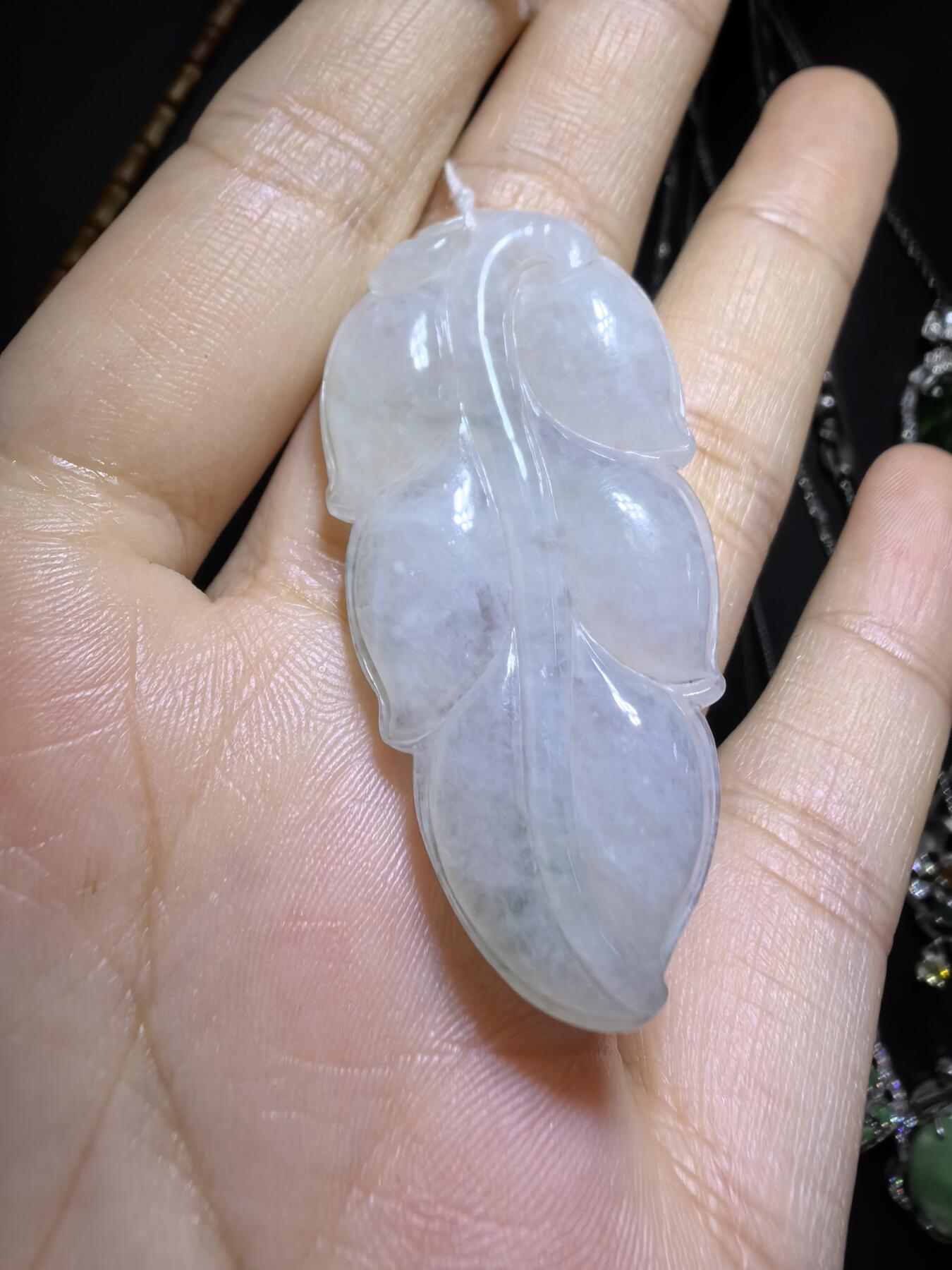 纯天然A货一叶生财翡翠吊坠挂件女款，冰糯种内有棉絮随佩戴时间长久逐渐淡化！无裂！尺寸:45mm*23mm*5mm，实物实拍，所见即所得！
