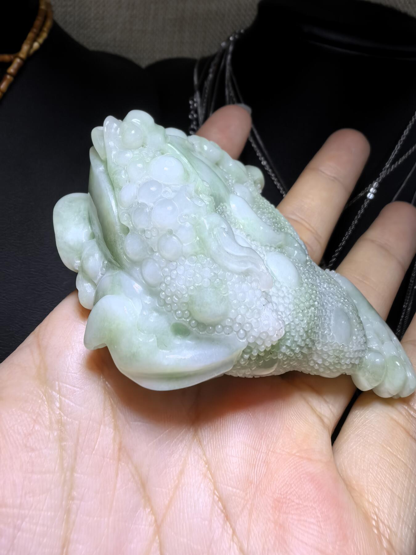 纯天然A货豆绿翡翠招财金蟾手把件。精雕细琢寓意吉祥。招财纳福。尺寸:7.6cm*5.4cm*3.0cm自带国检证书，实物实拍，所见即所得！