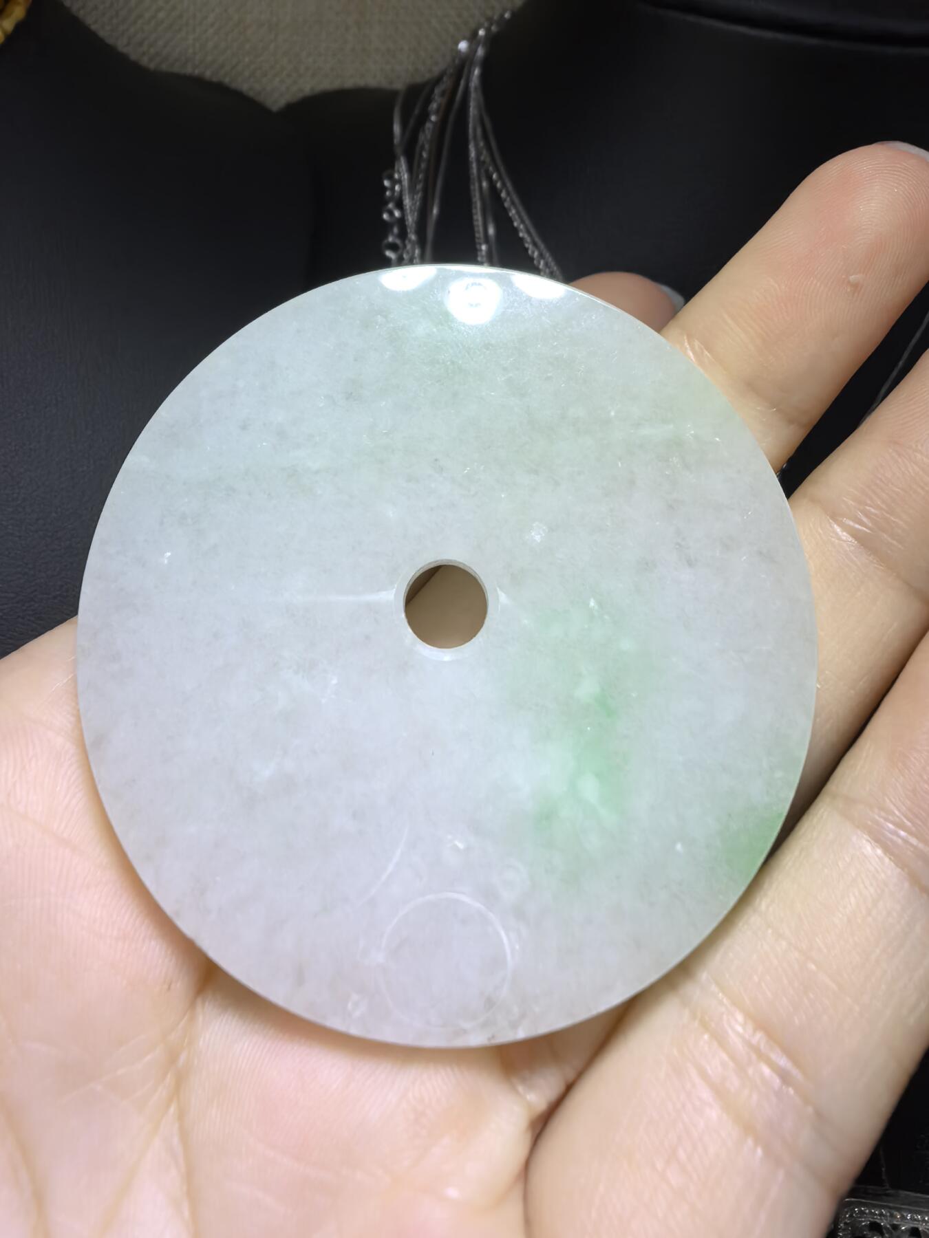 纯天然A货翡翠镯芯料白底青平安扣男款吊坠挂件，大气有内涵，质地水润飘阳绿，结构紧致细腻有光泽，微棉，随佩戴时间可逐渐消失，无纹裂！尺寸：5.3cm*0.6cm，实物实拍，所见即所得！