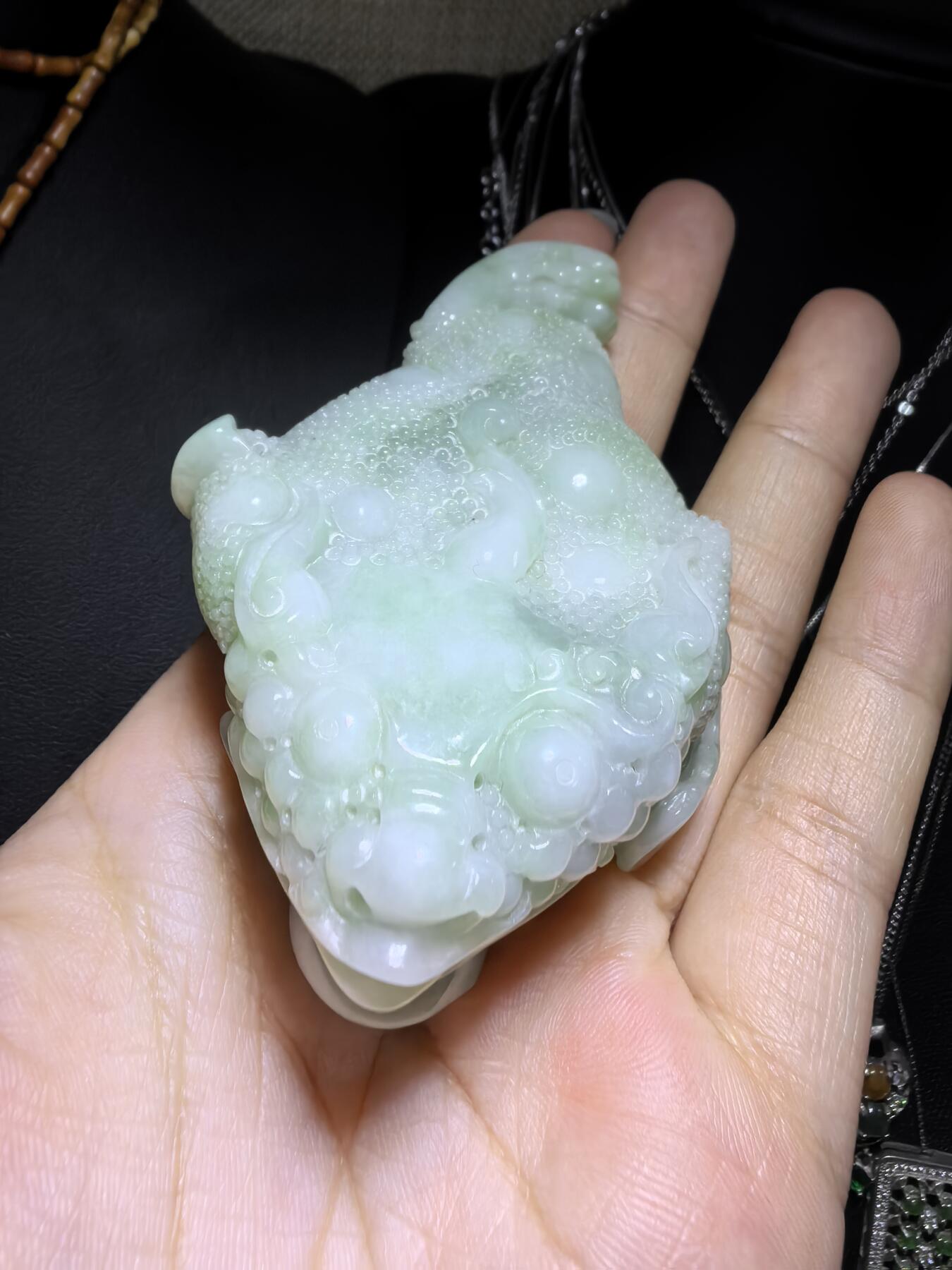 纯天然A货豆绿翡翠招财金蟾手把件。精雕细琢寓意吉祥。招财纳福。尺寸:7.6cm*5.4cm*3.0cm自带国检证书，实物实拍，所见即所得！