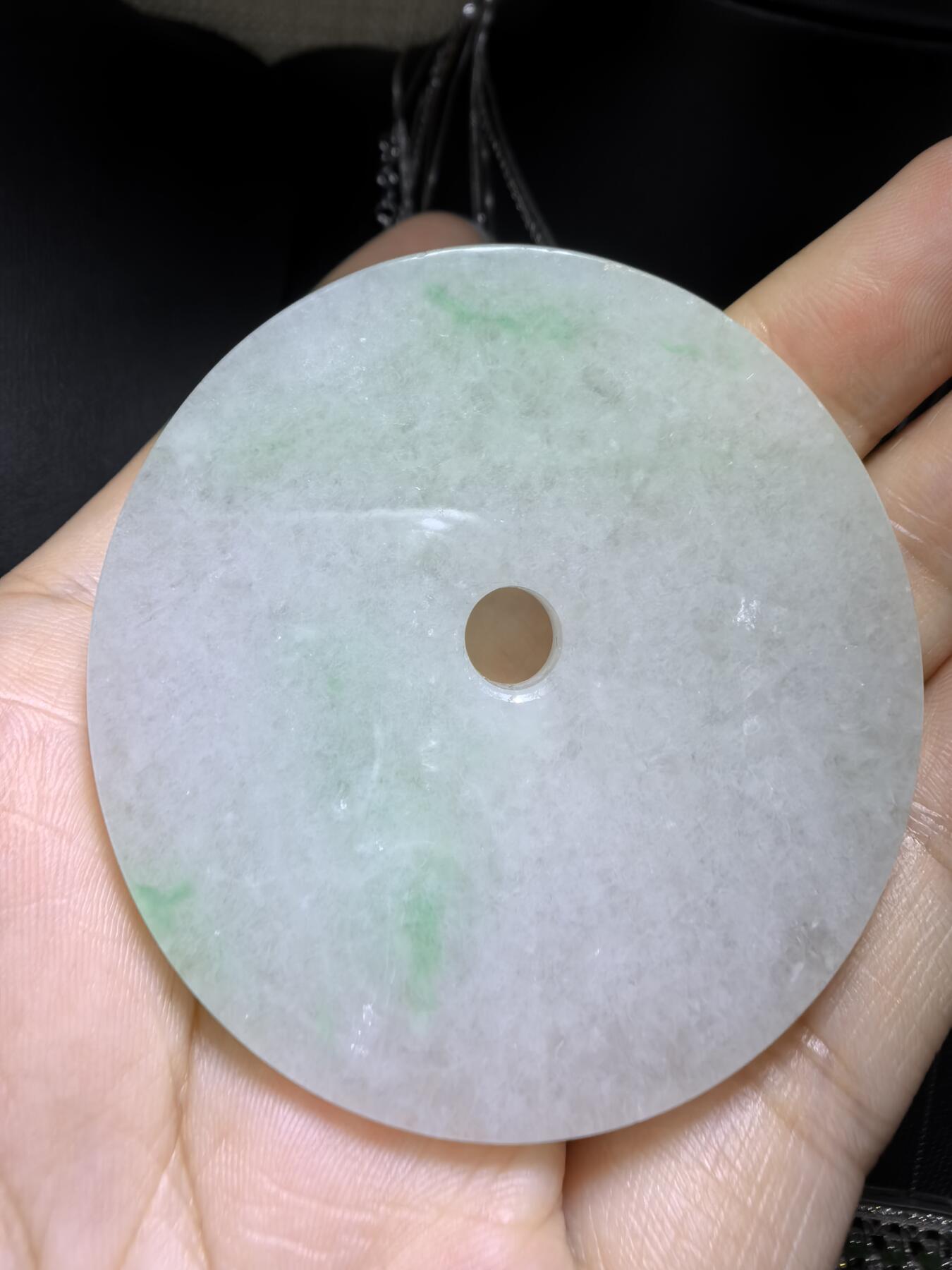 纯天然A货翡翠镯芯料白底青平安扣男款吊坠挂件，大气有内涵，质地水润飘阳绿，结构紧致细腻有光泽，微棉，随佩戴时间可逐渐消失，无纹裂！尺寸：5.3cm*0.6cm，实物实拍，所见即所得！