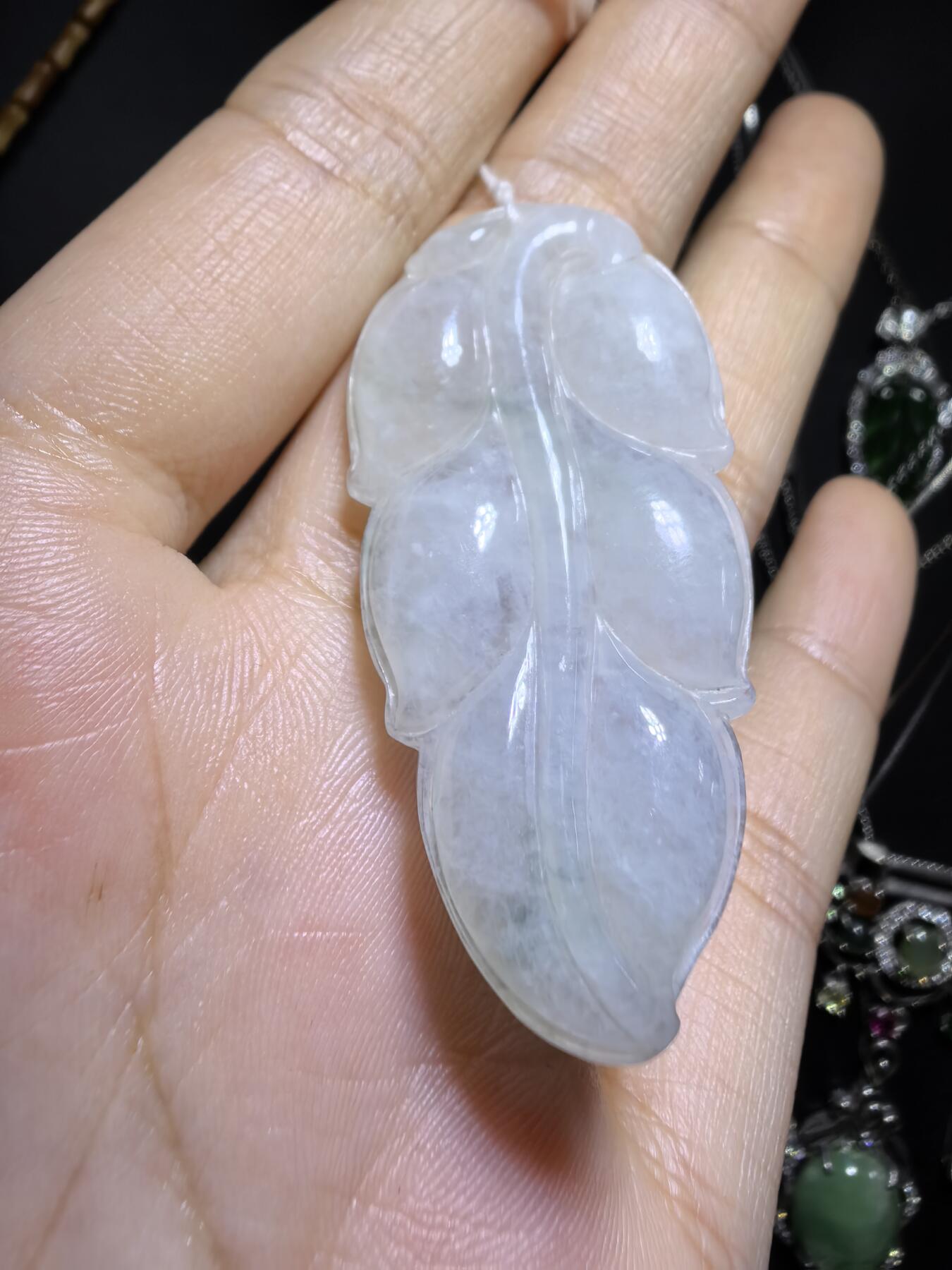 纯天然A货一叶生财翡翠吊坠挂件女款，冰糯种内有棉絮随佩戴时间长久逐渐淡化！无裂！尺寸:45mm*23mm*5mm，实物实拍，所见即所得！