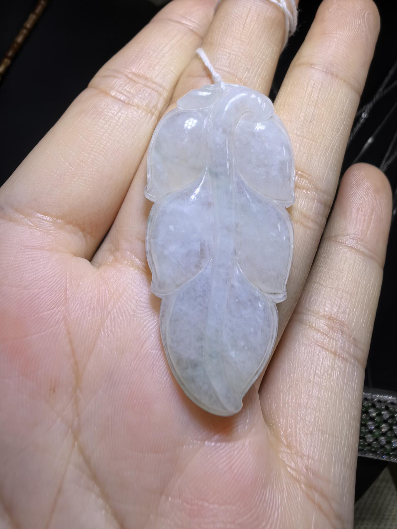 纯天然A货一叶生财翡翠吊坠挂件女款，冰糯种内有棉絮随佩戴时间长久逐渐淡化！无裂！尺寸:45mm*23mm*5mm，实物实拍，所见即所得！