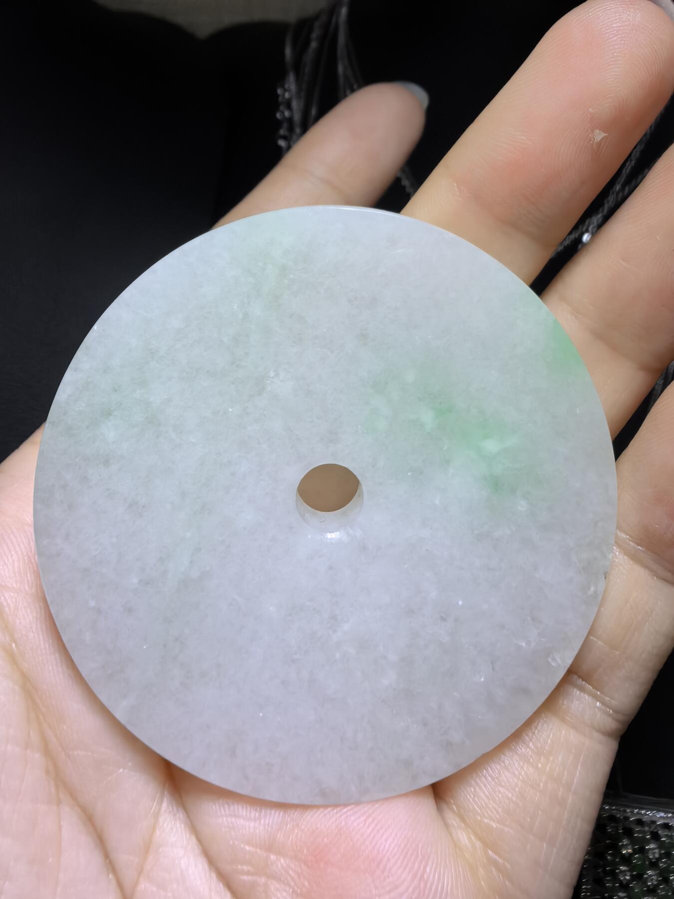 纯天然A货翡翠镯芯料白底青平安扣男款吊坠挂件，大气有内涵，质地水润飘阳绿，结构紧致细腻有光泽，微棉，随佩戴时间可逐渐消失，无纹裂！尺寸：5.3cm*0.6cm，实物实拍，所见即所得！