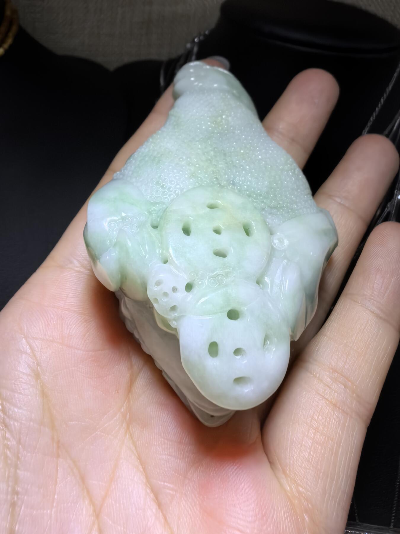 纯天然A货豆绿翡翠招财金蟾手把件。精雕细琢寓意吉祥。招财纳福。尺寸:7.6cm*5.4cm*3.0cm自带国检证书，实物实拍，所见即所得！