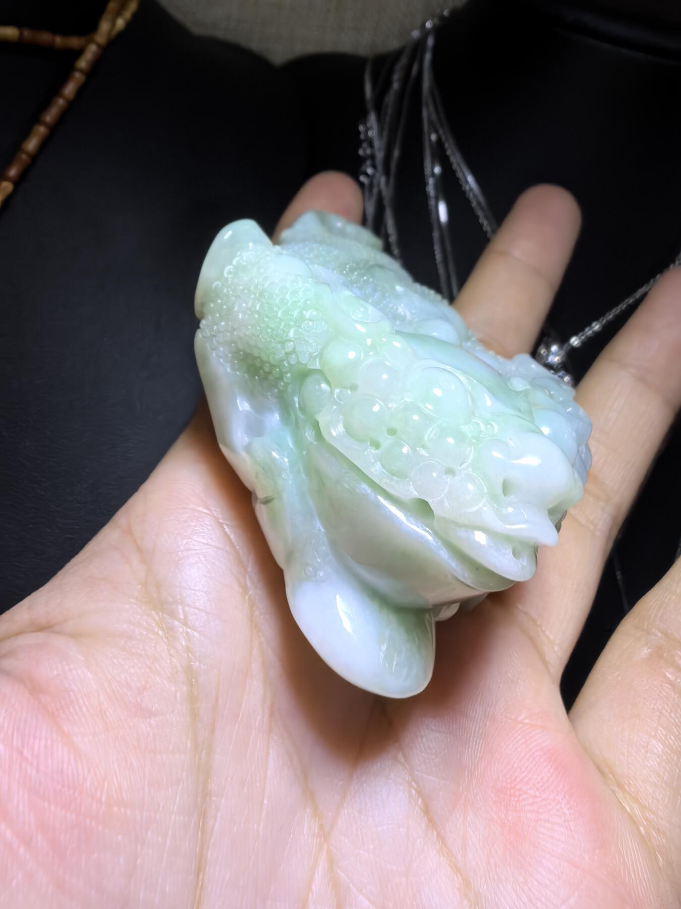 纯天然A货豆绿翡翠招财金蟾手把件。精雕细琢寓意吉祥。招财纳福。尺寸:7.6cm*5.4cm*3.0cm自带国检证书，实物实拍，所见即所得！