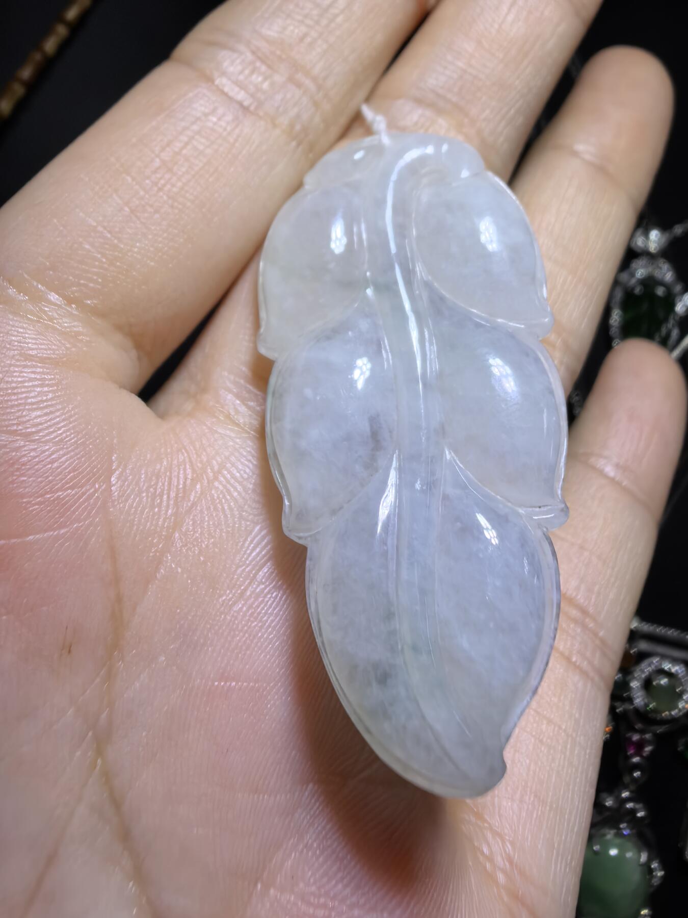 纯天然A货一叶生财翡翠吊坠挂件女款，冰糯种内有棉絮随佩戴时间长久逐渐淡化！无裂！尺寸:45mm*23mm*5mm，实物实拍，所见即所得！