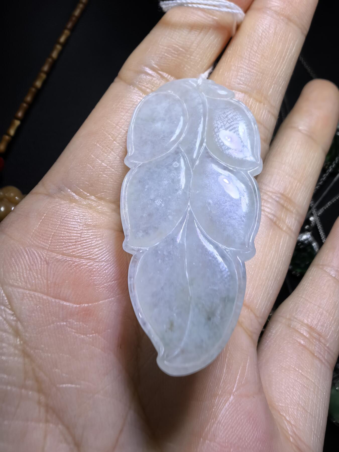 纯天然A货一叶生财翡翠吊坠挂件女款，冰糯种内有棉絮随佩戴时间长久逐渐淡化！无裂！尺寸:45mm*23mm*5mm，实物实拍，所见即所得！
