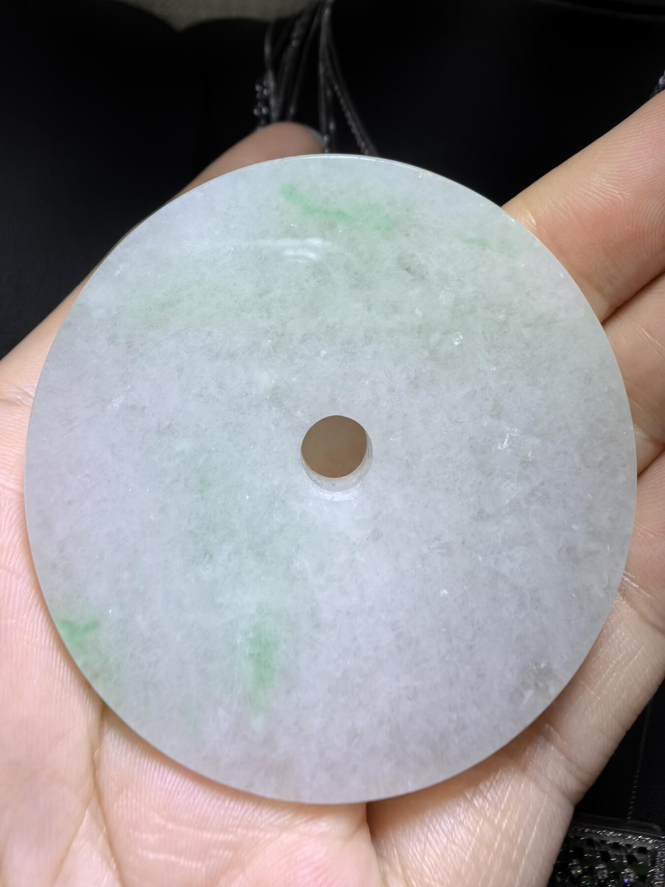 纯天然A货翡翠镯芯料白底青平安扣男款吊坠挂件，大气有内涵，质地水润飘阳绿，结构紧致细腻有光泽，微棉，随佩戴时间可逐渐消失，无纹裂！尺寸：5.3cm*0.6cm，实物实拍，所见即所得！
