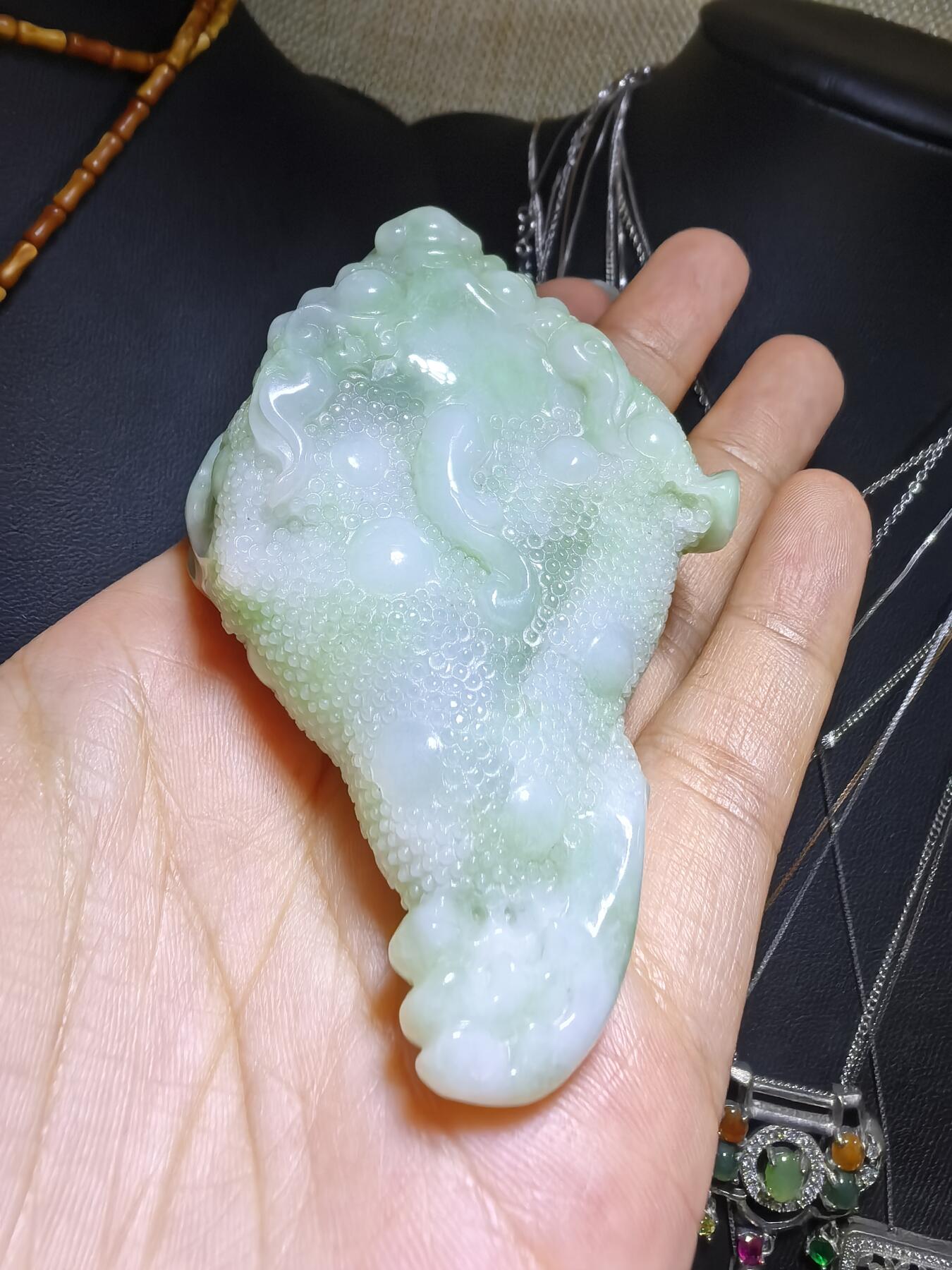 纯天然A货豆绿翡翠招财金蟾手把件。精雕细琢寓意吉祥。招财纳福。尺寸:7.6cm*5.4cm*3.0cm自带国检证书，实物实拍，所见即所得！