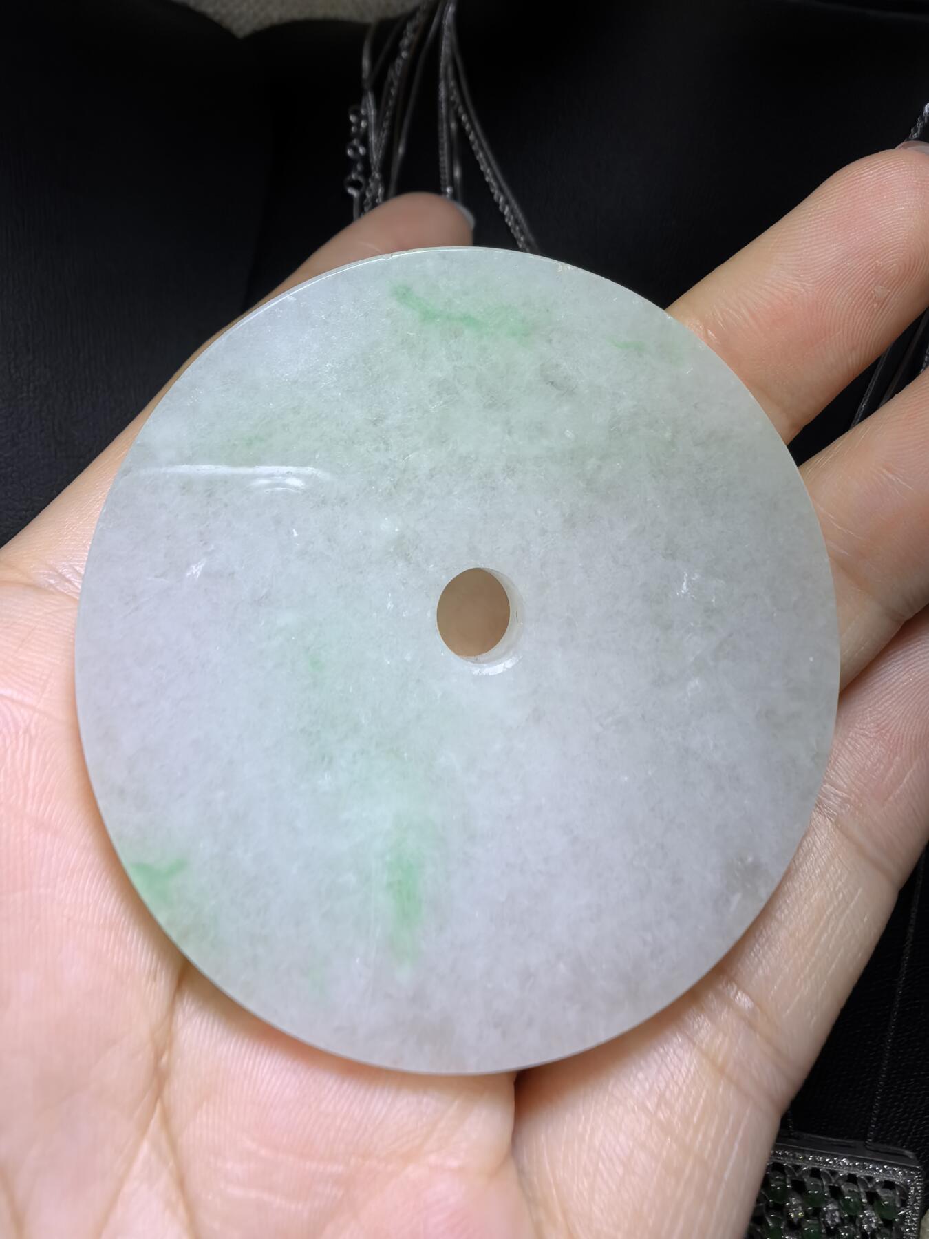 纯天然A货翡翠镯芯料白底青平安扣男款吊坠挂件，大气有内涵，质地水润飘阳绿，结构紧致细腻有光泽，微棉，随佩戴时间可逐渐消失，无纹裂！尺寸：5.3cm*0.6cm，实物实拍，所见即所得！
