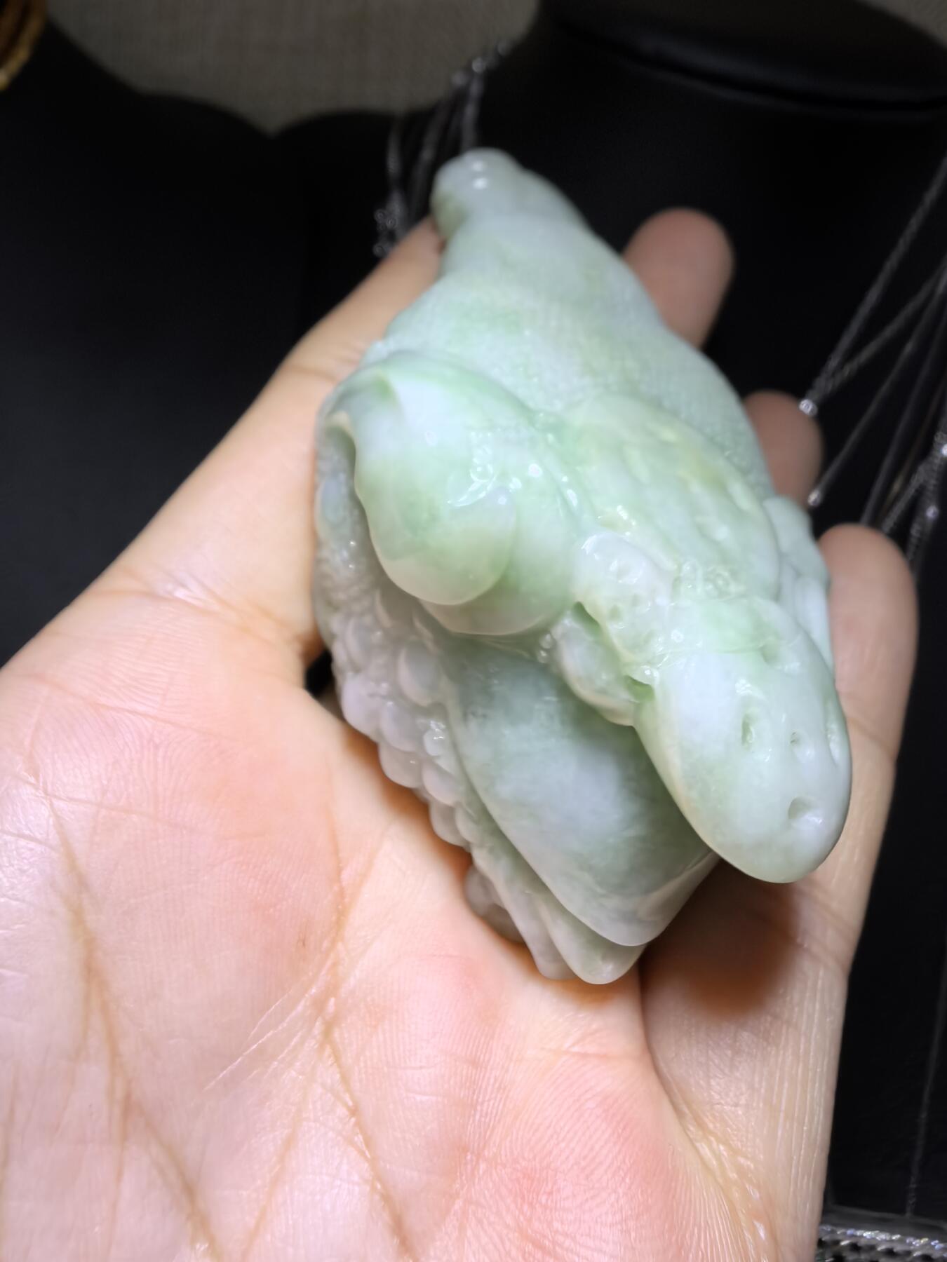 纯天然A货豆绿翡翠招财金蟾手把件。精雕细琢寓意吉祥。招财纳福。尺寸:7.6cm*5.4cm*3.0cm自带国检证书，实物实拍，所见即所得！