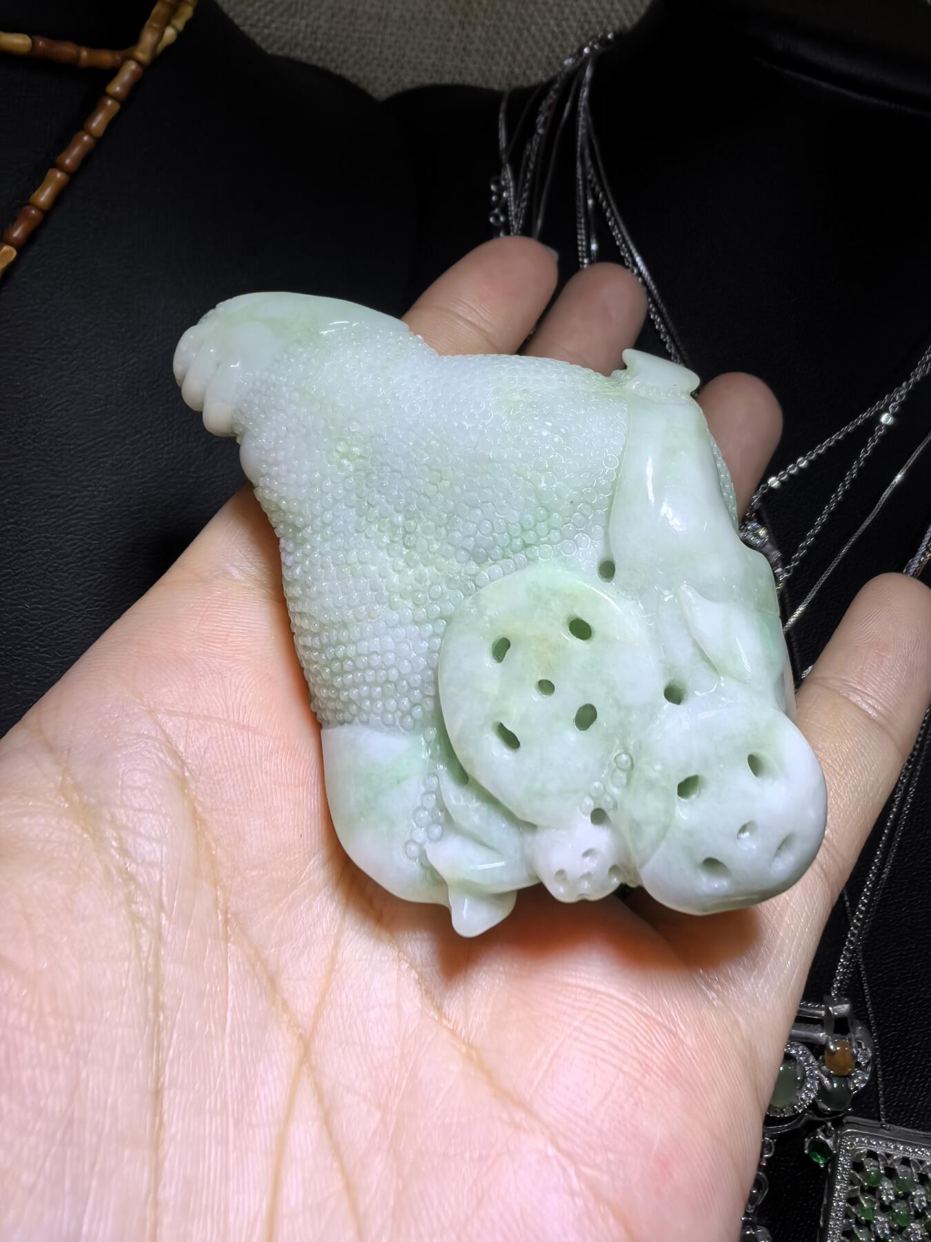 纯天然A货豆绿翡翠招财金蟾手把件。精雕细琢寓意吉祥。招财纳福。尺寸:7.6cm*5.4cm*3.0cm自带国检证书，实物实拍，所见即所得！