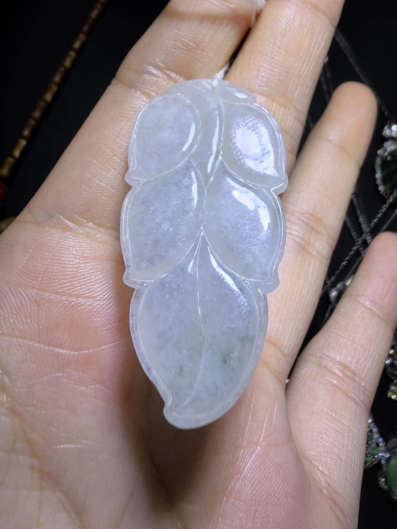 纯天然A货一叶生财翡翠吊坠挂件女款，冰糯种内有棉絮随佩戴时间长久逐渐淡化！无裂！尺寸:45mm*23mm*5mm，实物实拍，所见即所得！