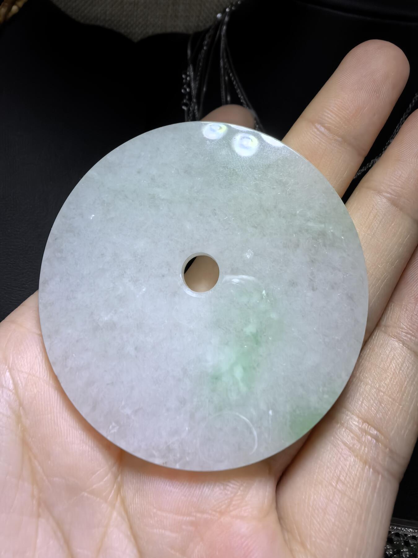 纯天然A货翡翠镯芯料白底青平安扣男款吊坠挂件，大气有内涵，质地水润飘阳绿，结构紧致细腻有光泽，微棉，随佩戴时间可逐渐消失，无纹裂！尺寸：5.3cm*0.6cm，实物实拍，所见即所得！