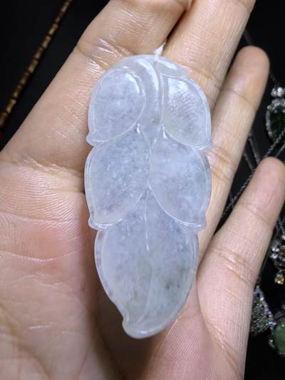 纯天然A货一叶生财翡翠吊坠挂件女款，冰糯种内有棉絮随佩戴时间长久逐渐淡化！无裂！尺寸:45mm*23mm*5mm，实物实拍，所见即所得！