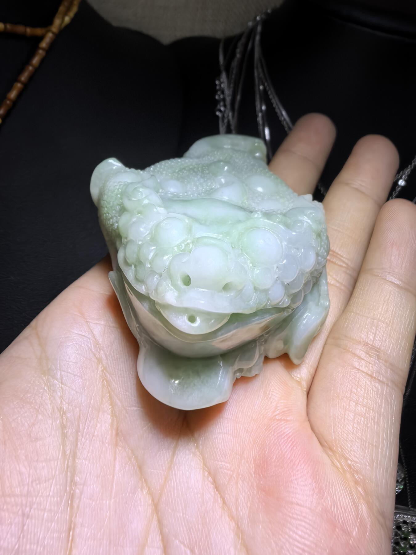 纯天然A货豆绿翡翠招财金蟾手把件。精雕细琢寓意吉祥。招财纳福。尺寸:7.6cm*5.4cm*3.0cm自带国检证书，实物实拍，所见即所得！