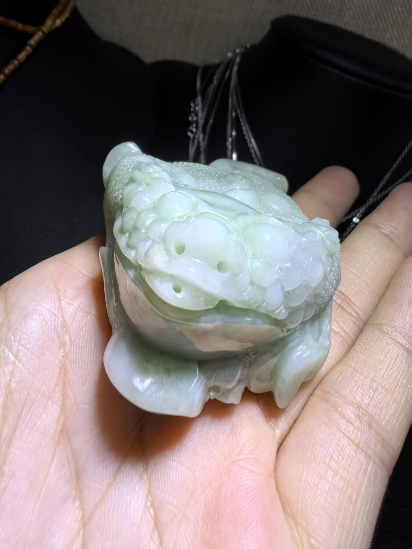 纯天然A货豆绿翡翠招财金蟾手把件。精雕细琢寓意吉祥。招财纳福。尺寸:7.6cm*5.4cm*3.0cm自带国检证书，实物实拍，所见即所得！