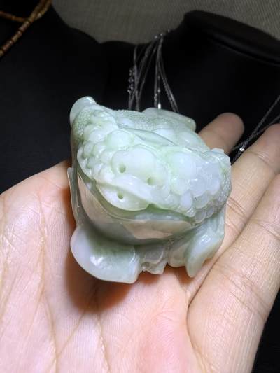 纯天然A货豆绿翡翠招财金蟾手把件。精雕细琢寓意吉祥。招财纳福。尺寸:7.6cm*5.4cm*3.0cm自带国检证书，实物实拍，所见即所得！