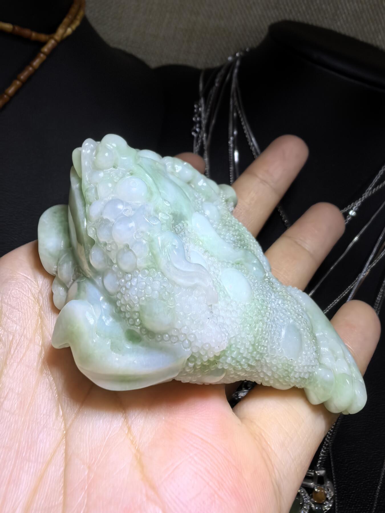纯天然A货豆绿翡翠招财金蟾手把件。精雕细琢寓意吉祥。招财纳福。尺寸:7.6cm*5.4cm*3.0cm自带国检证书，实物实拍，所见即所得！