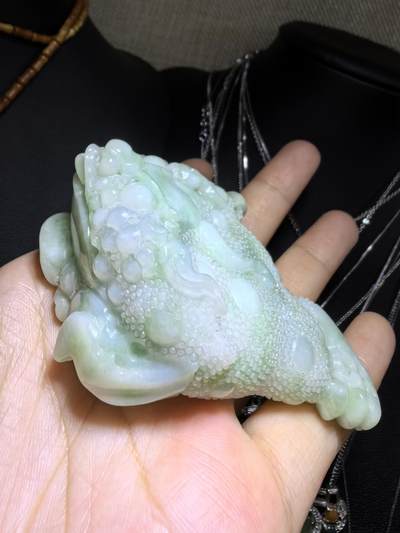 纯天然A货豆绿翡翠招财金蟾手把件。精雕细琢寓意吉祥。招财纳福。尺寸:7.6cm*5.4cm*3.0cm自带国检证书，实物实拍，所见即所得！